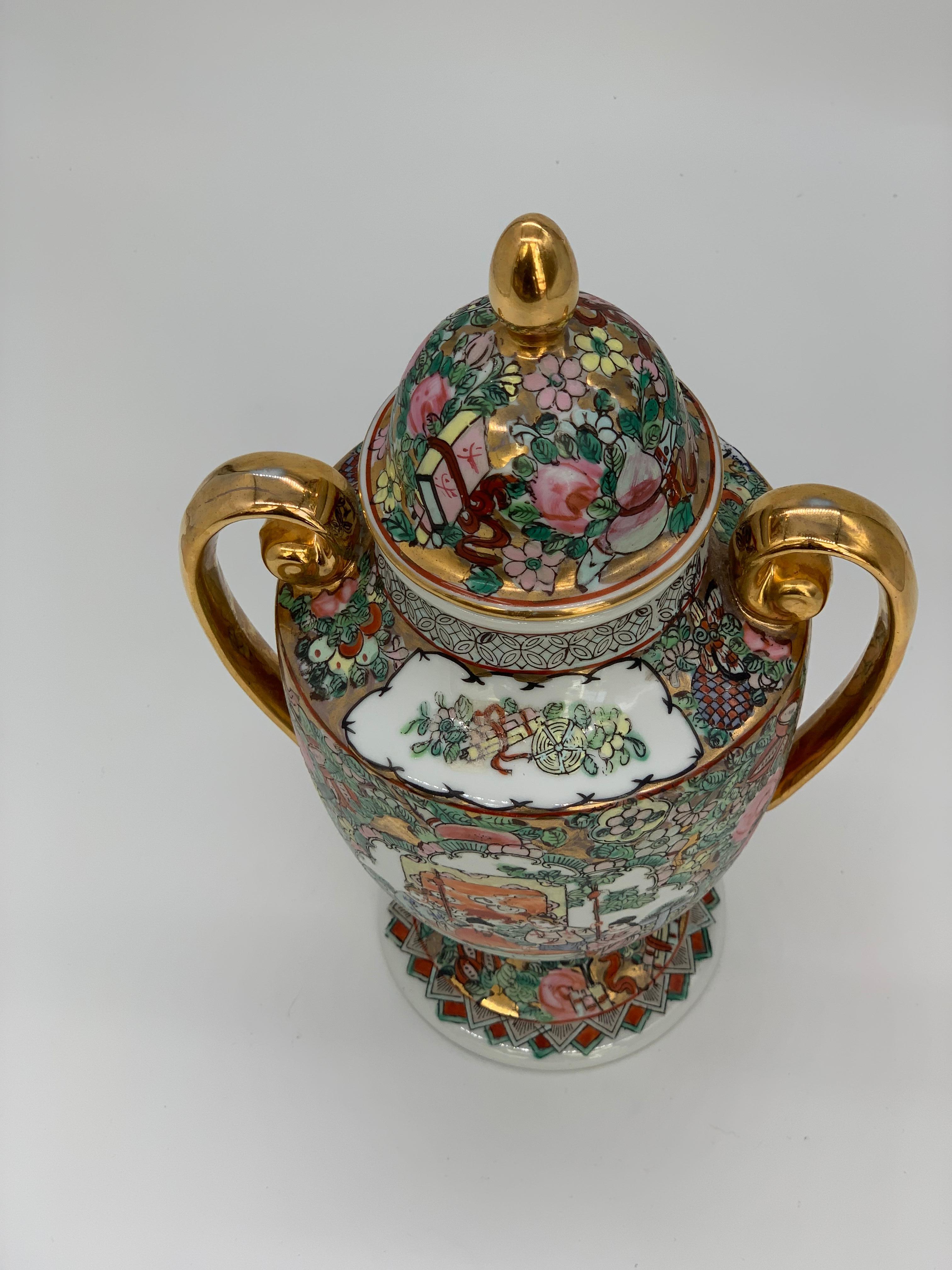 Porcelaine Vases chinois de la famille rose avec poignées dorées Scènes figuratives du 19e siècle en vente