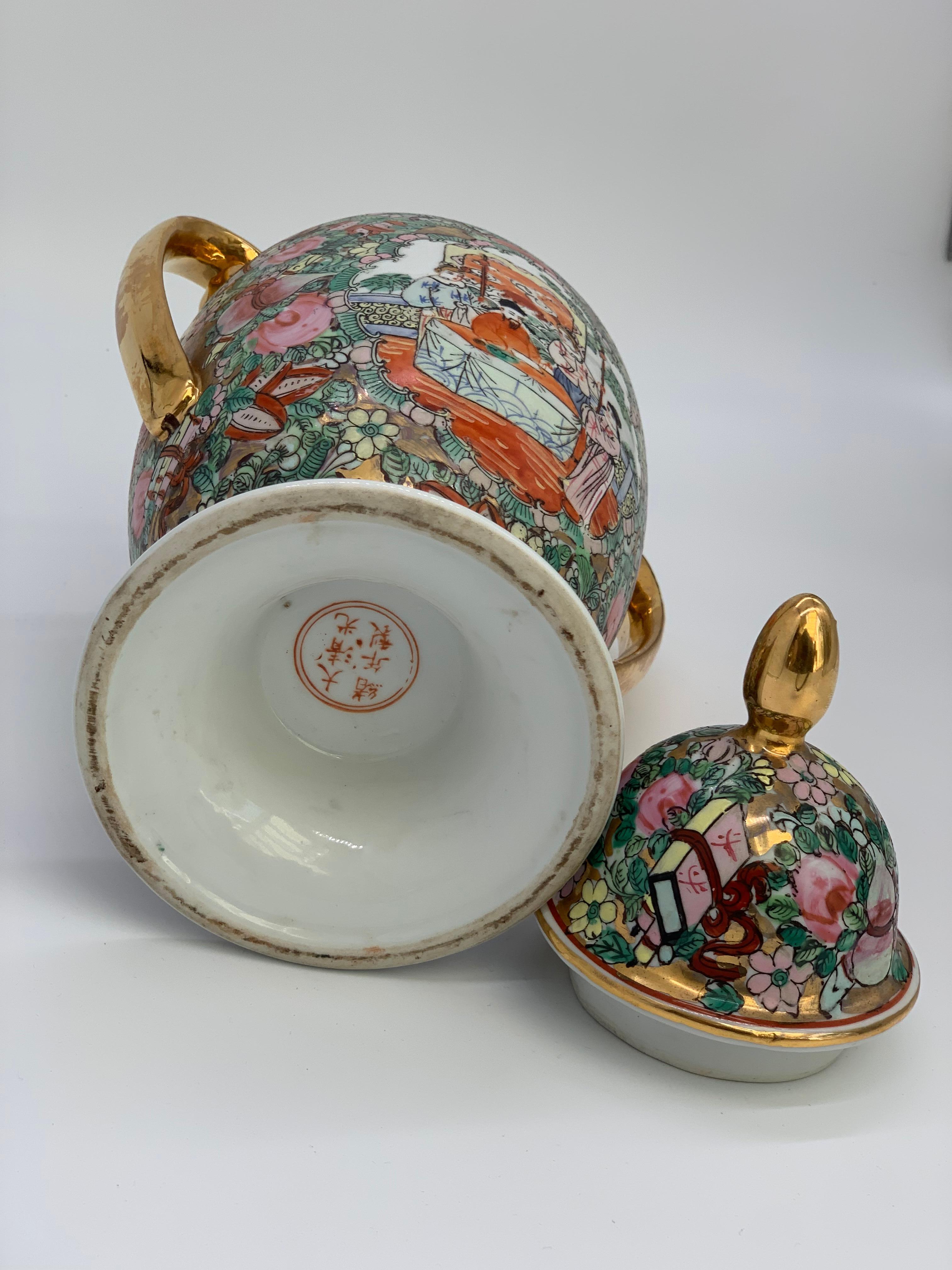 Vases chinois de la famille rose avec poignées dorées Scènes figuratives du 19e siècle en vente 2
