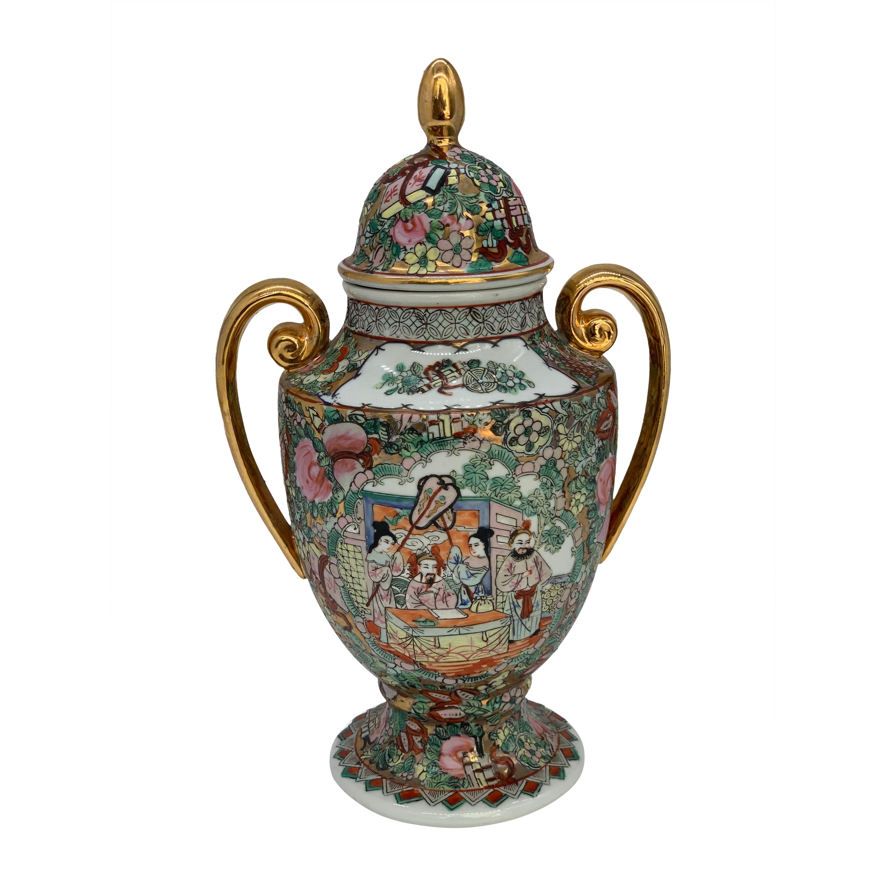 Vases chinois de la famille rose avec poignées dorées Scènes figuratives du 19e siècle en vente