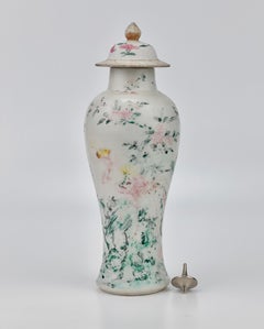 Vase balustre Famille Rose/Verte "Crane et fleur", Dynastie Qing