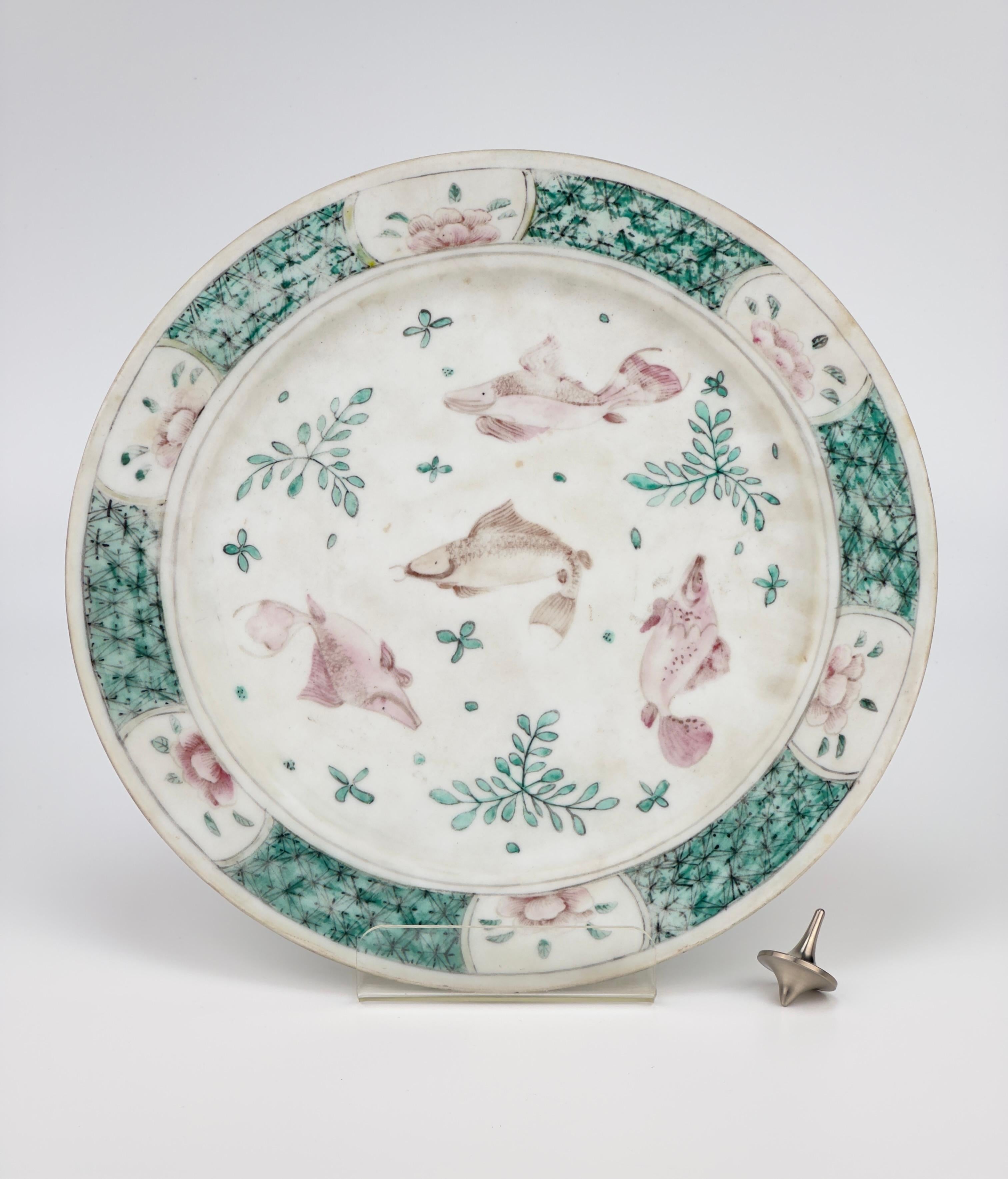 Chinesische Famille Rose/Verte 'Fisch'-Schale, Qing Dynasty (18. Jahrhundert und früher) im Angebot