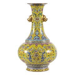 Chinesische Famille-Porzellanvase mit gelber Umrandung