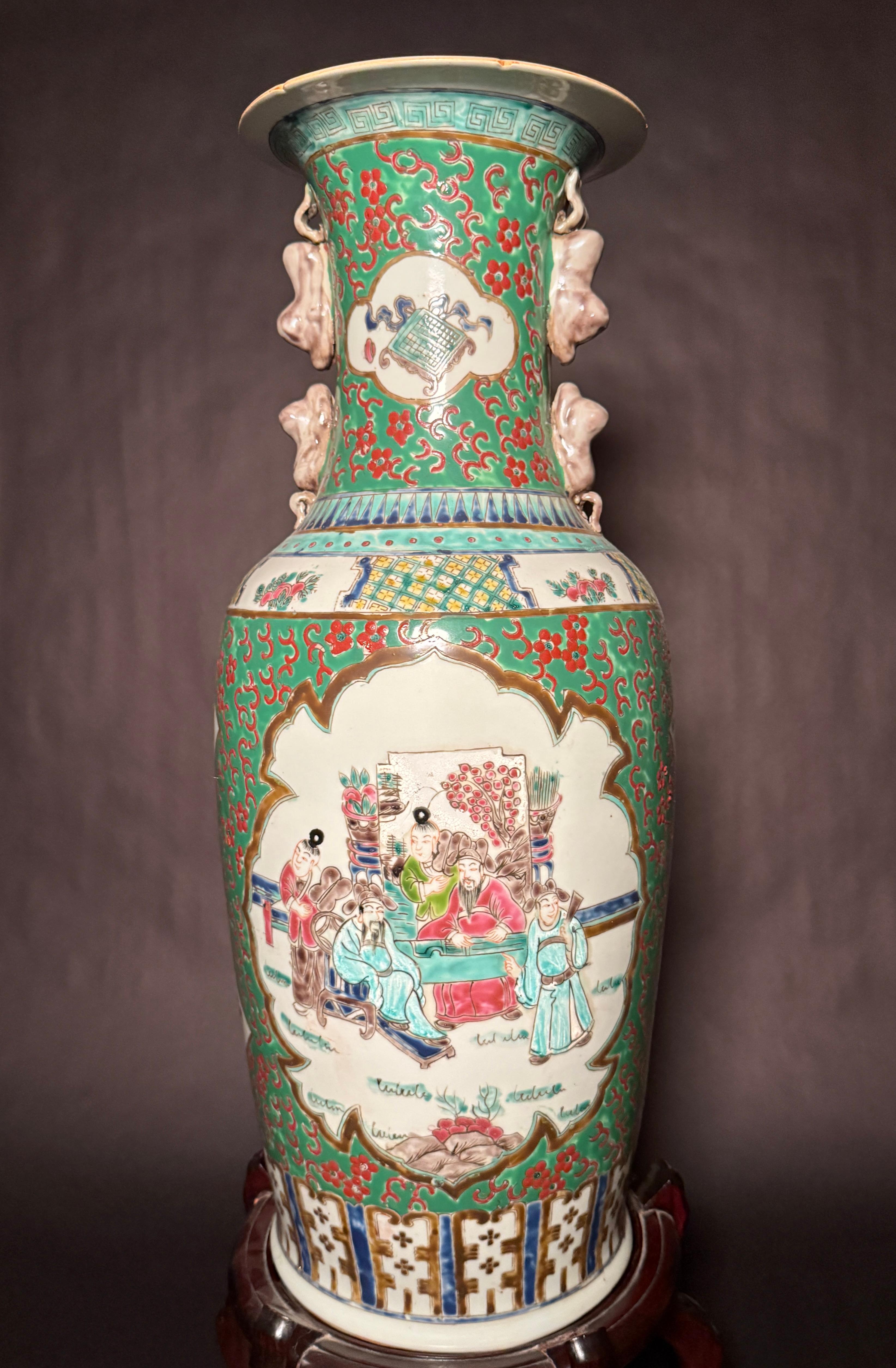 Grande e colorato vaso da pavimento Famille Verte su cavalletto con pannelli di studiosi e bambini che insegnano e contemplano. Maniglie di cane Foo applicate sul collo.
Altezza del vaso 23,5
Altezza del cavalletto 8,25