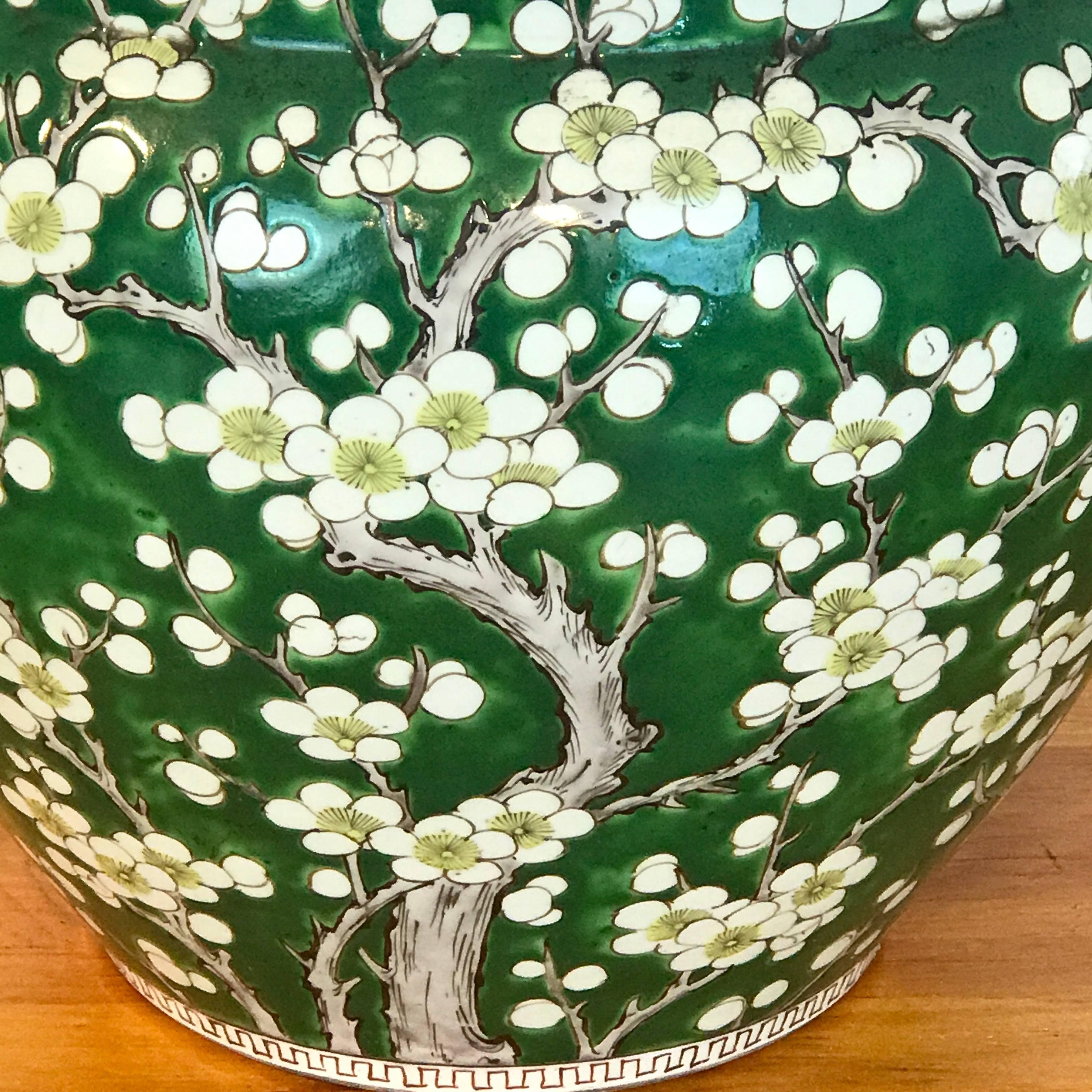 Jardinière chinoise de la famille Verte avec fleurs de cerisier, en vert Excellent état à West Palm Beach, FL