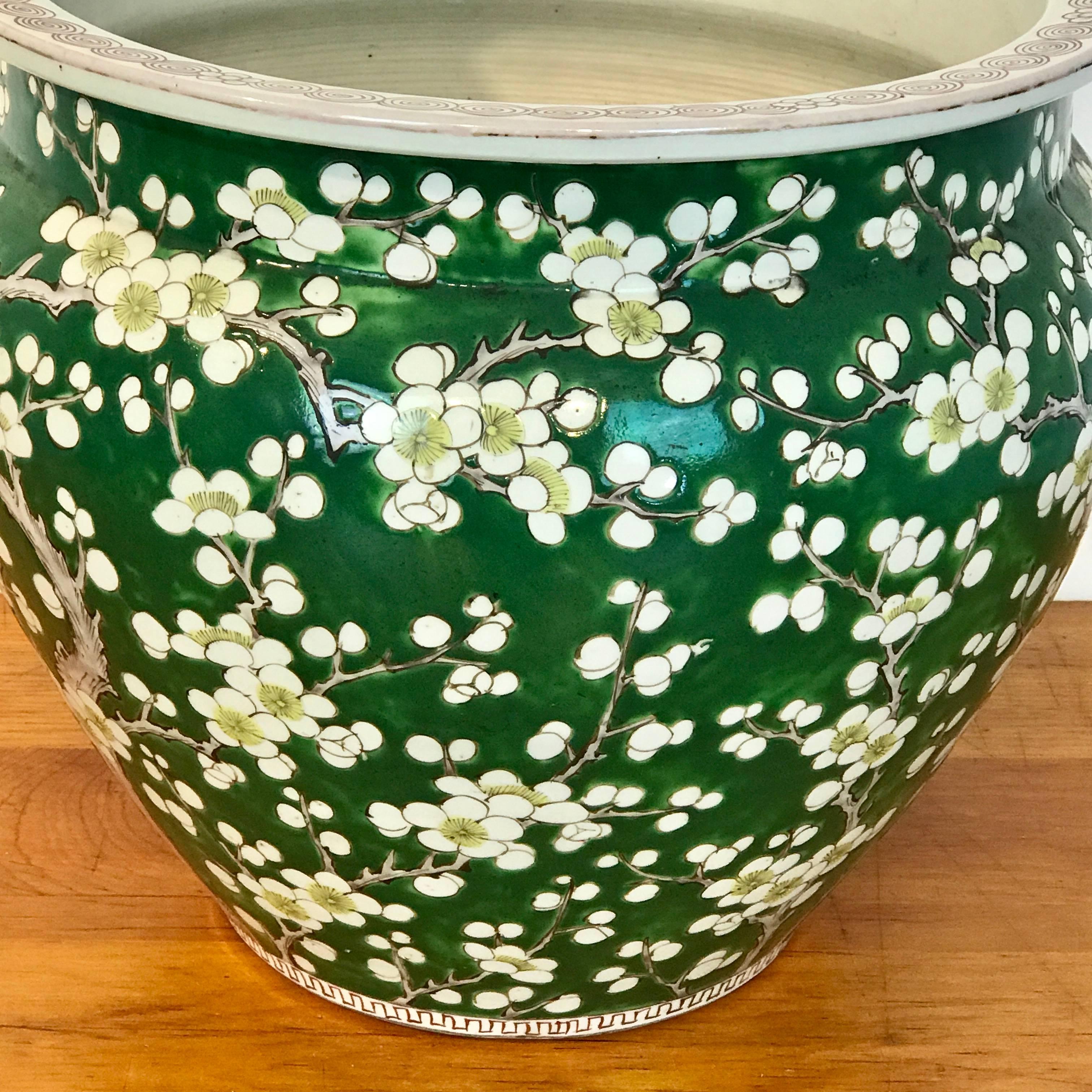 20ième siècle Jardinière chinoise de la famille Verte avec fleurs de cerisier, en vert