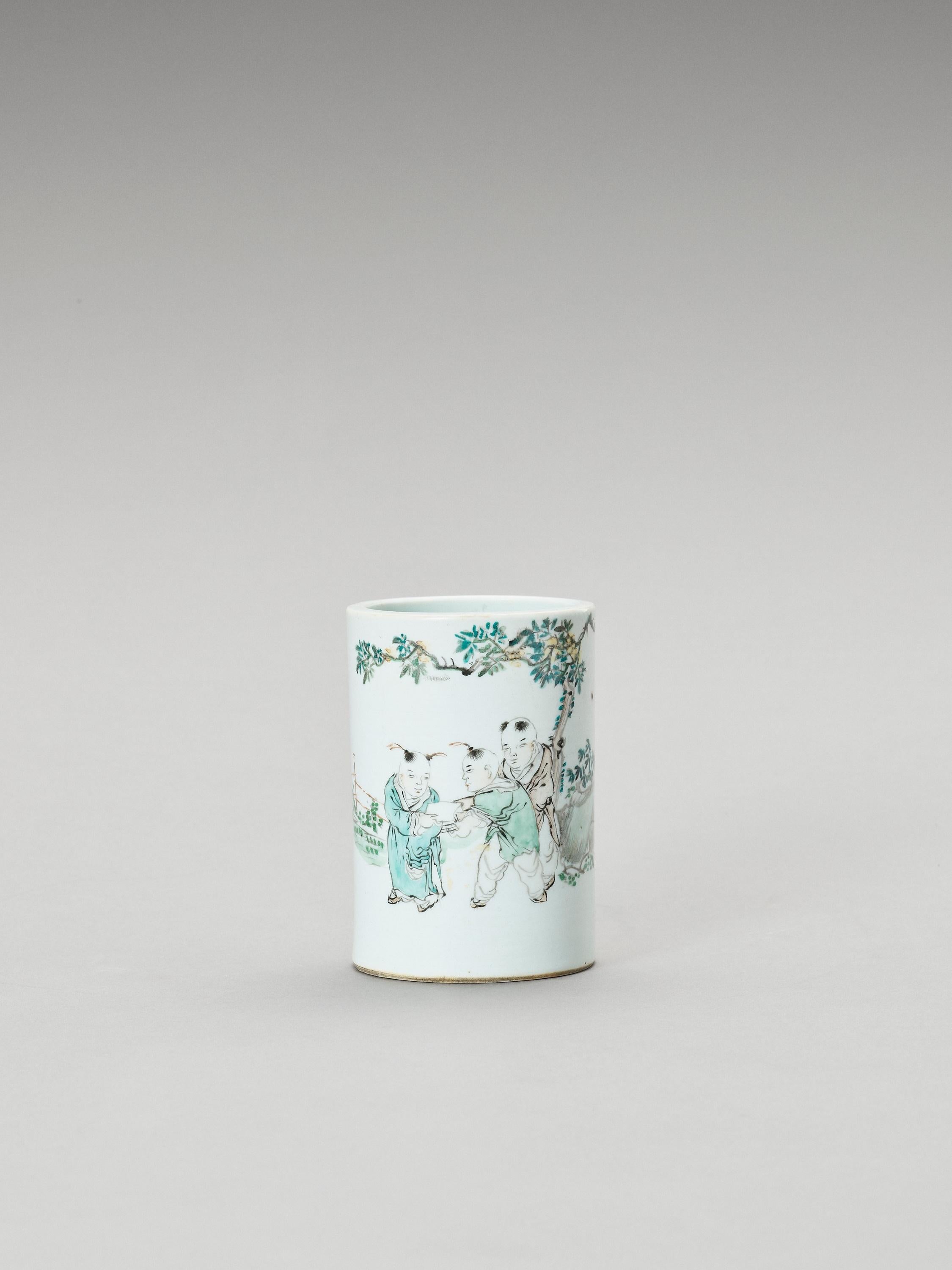 Chinese Famille Verte porcelain brush pot, Bitong, Late Qing to Republic, late 19th to early 20th century

The brush pot of cylindrical form, painted in famille verte enamels with three boys under a leafy tree next to a craggy rock, a green