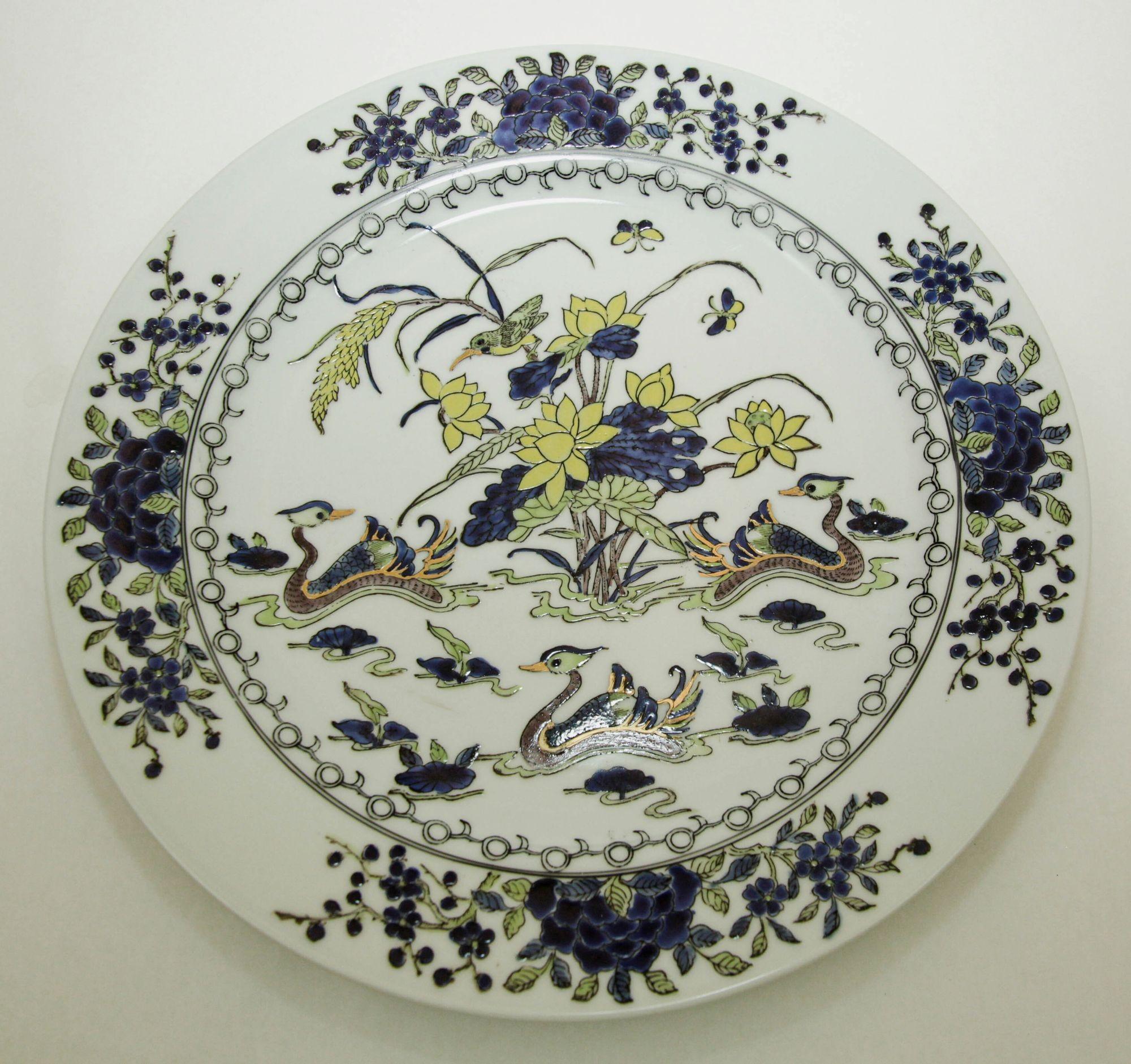 Piatto decorativo asiatico cinese d'epoca in Famille Verte con squisiti dettagli dipinti a mano di anatre mandarine e fiori di loto.
Squisito piatto decorativo in porcellana Famille Verte Mandarino con anatre, crisantemi e ninfee.
Si tratta di un