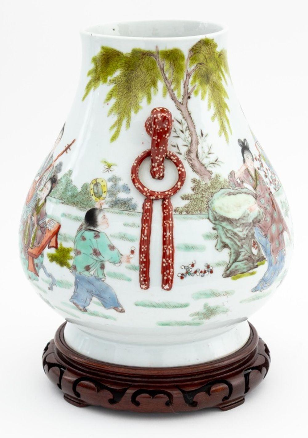 Chinese Famille Verte Porcelain Hu Vase In Good Condition For Sale In Astoria, NY