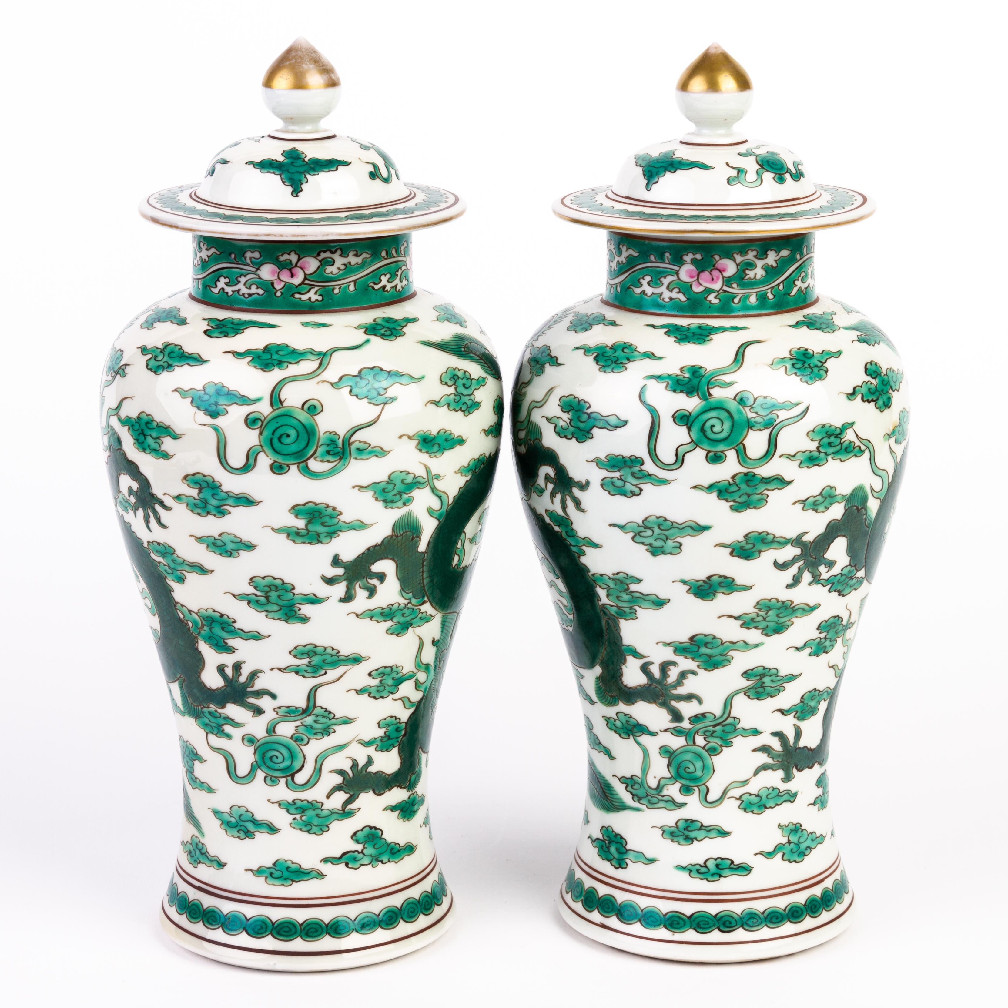Provenant d'une collection privée.
Expédition internationale gratuite.
Vases chinois en porcelaine Famille Verte avec dragon tourbillonnant