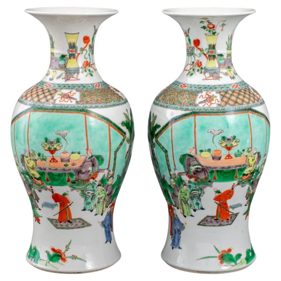 Paire de vases en porcelaine de la famille verte chinoise