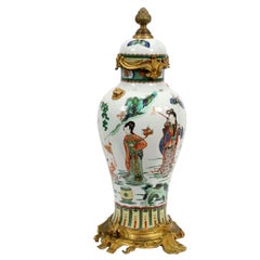 Vase chinois en porcelaine de style Famille Verte avec montures en bronze de style Louis XV