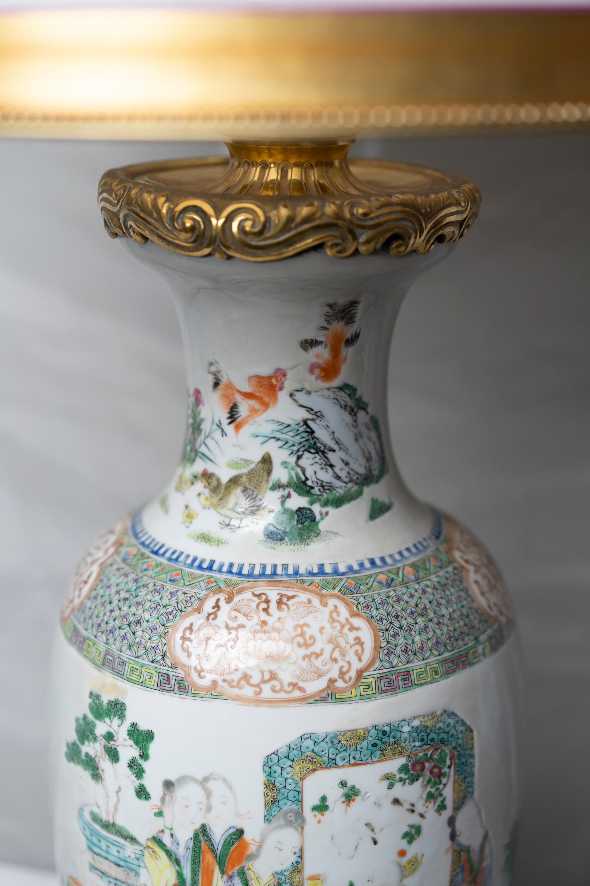Lampe de table chinoise en famille verte reposant sur un socle en bronze de style Louis XV d'époque Napoléon III.