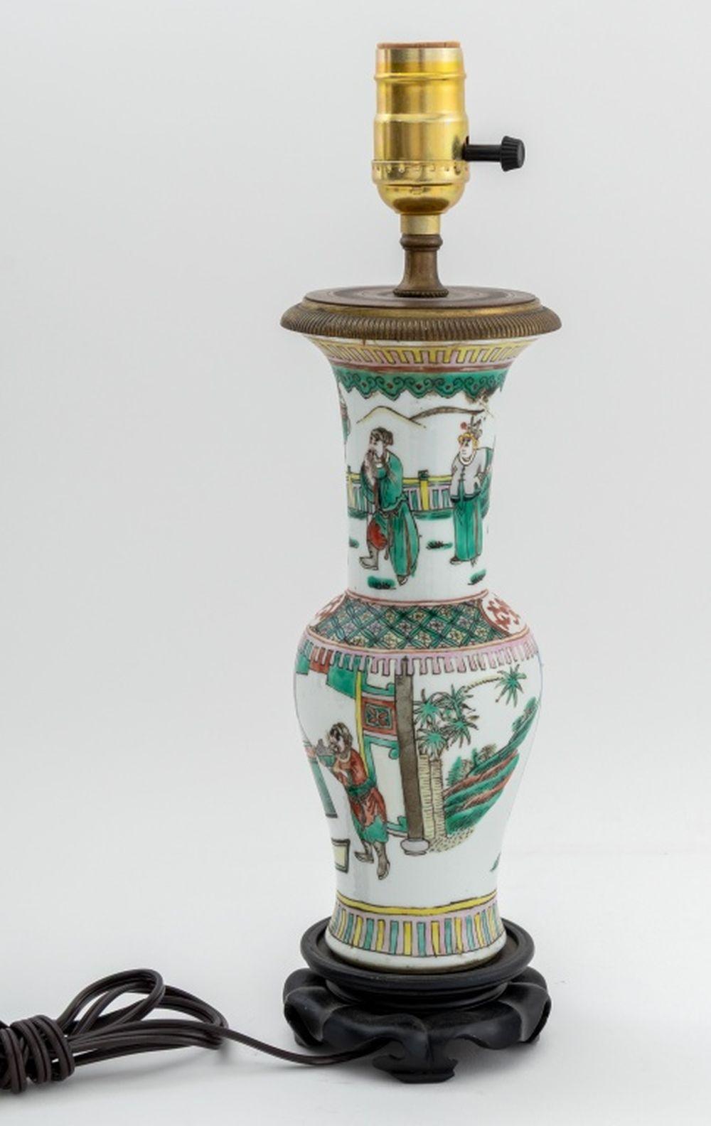 Jarrón chino de porcelana Famille Verte montado como lámpara de mesa, sobre un soporte de madera ebonizada. 15
