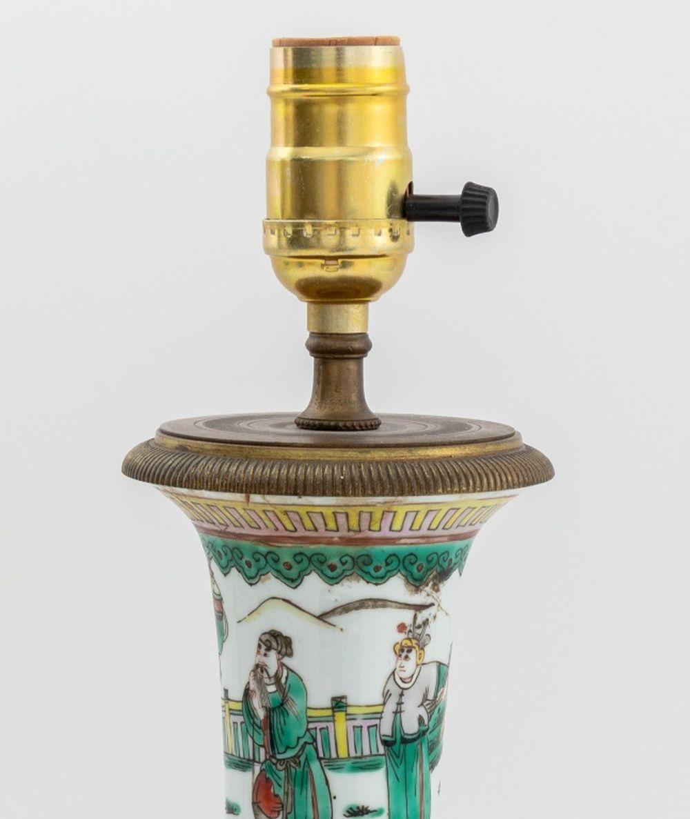 Jarrón chino Famille Verte montado como lámpara Qing en venta