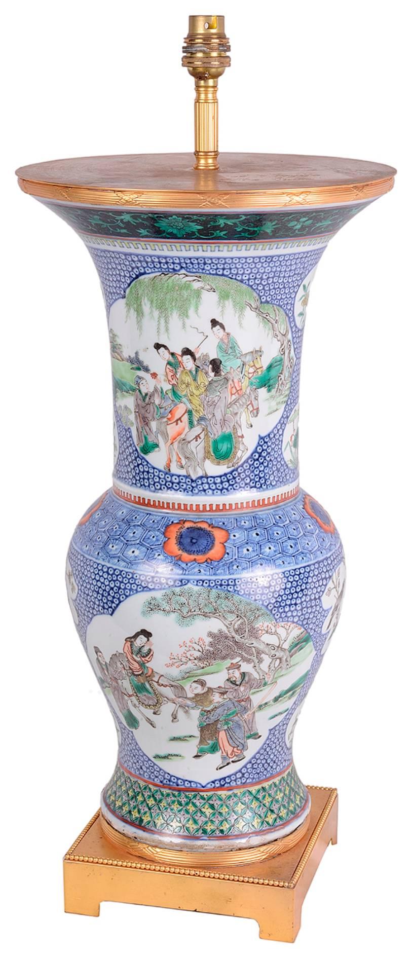 Vase de bonne qualité en porcelaine de la famille verte chinoise du XIXe siècle, représentant des scènes classiques d'hommes et de femmes dans des jardins. Montures en bronze doré en haut et en bas.
Transformé en lampe.