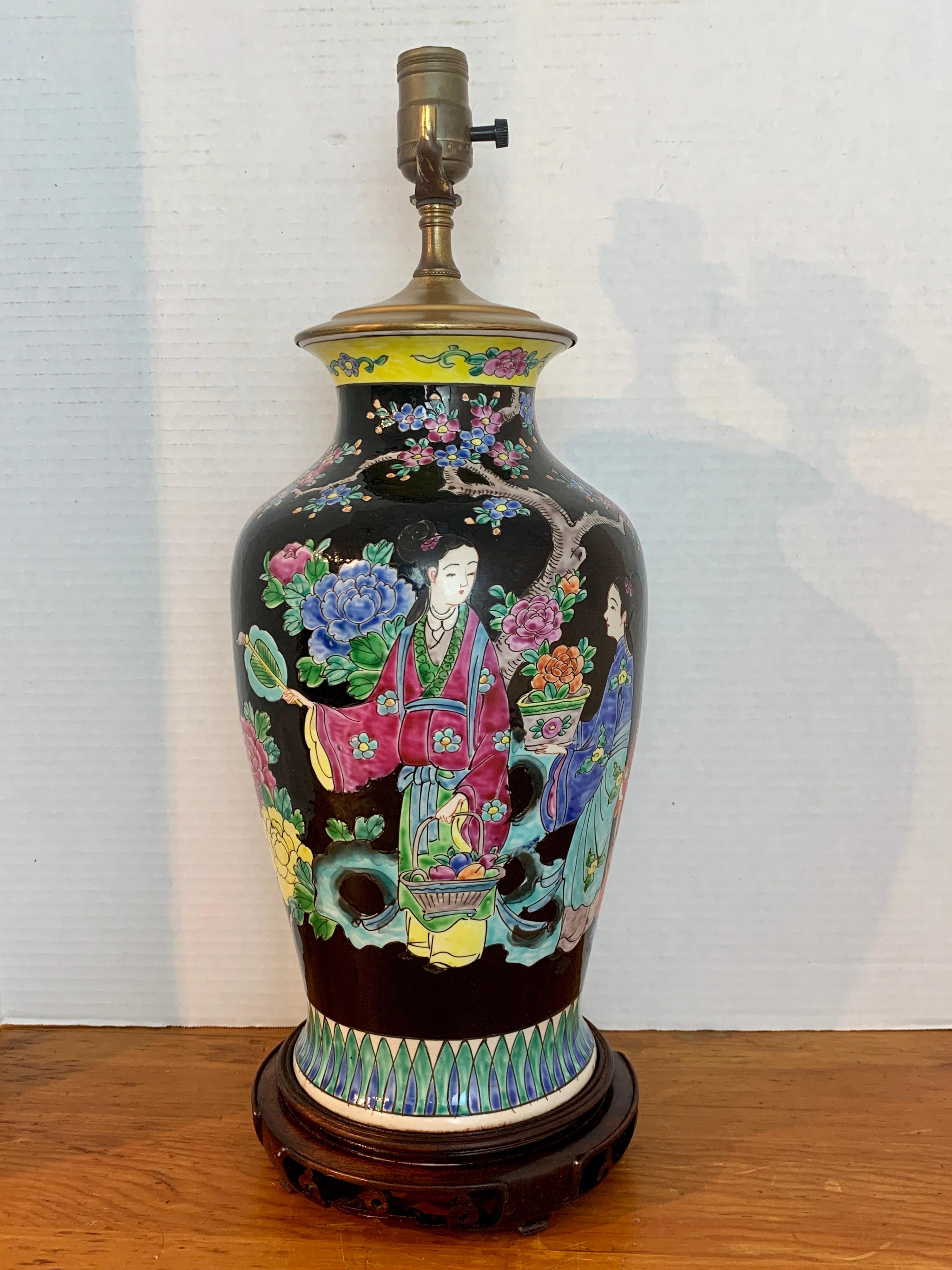 Vase japonais avec fond noir dans le style de la Famille Verte chinoise en vente 3