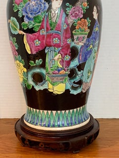 Vaso giapponese con sfondo nero nello stile della Famille Verte cinese