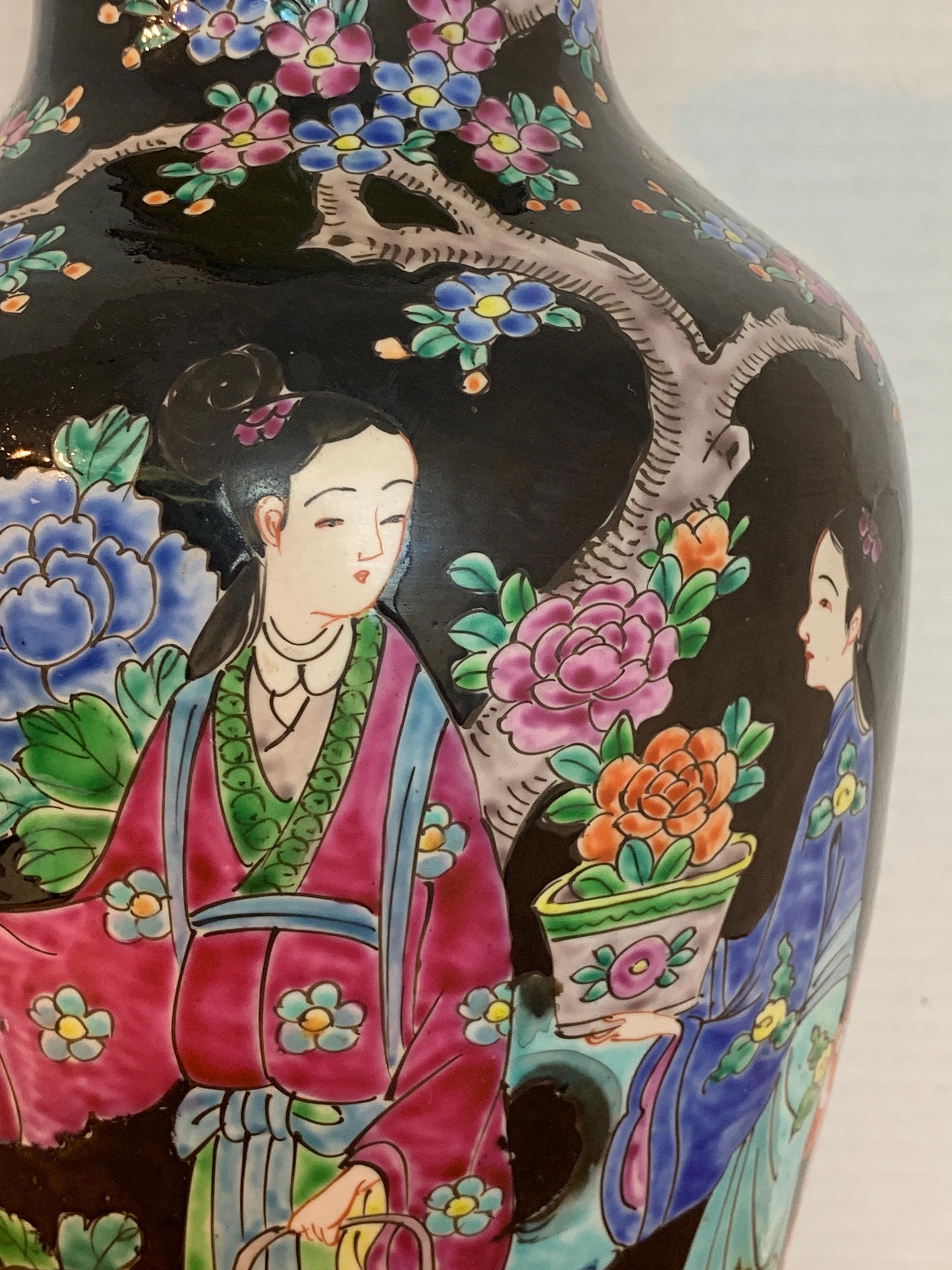 Exportation chinoise Vase japonais avec fond noir dans le style de la Famille Verte chinoise en vente
