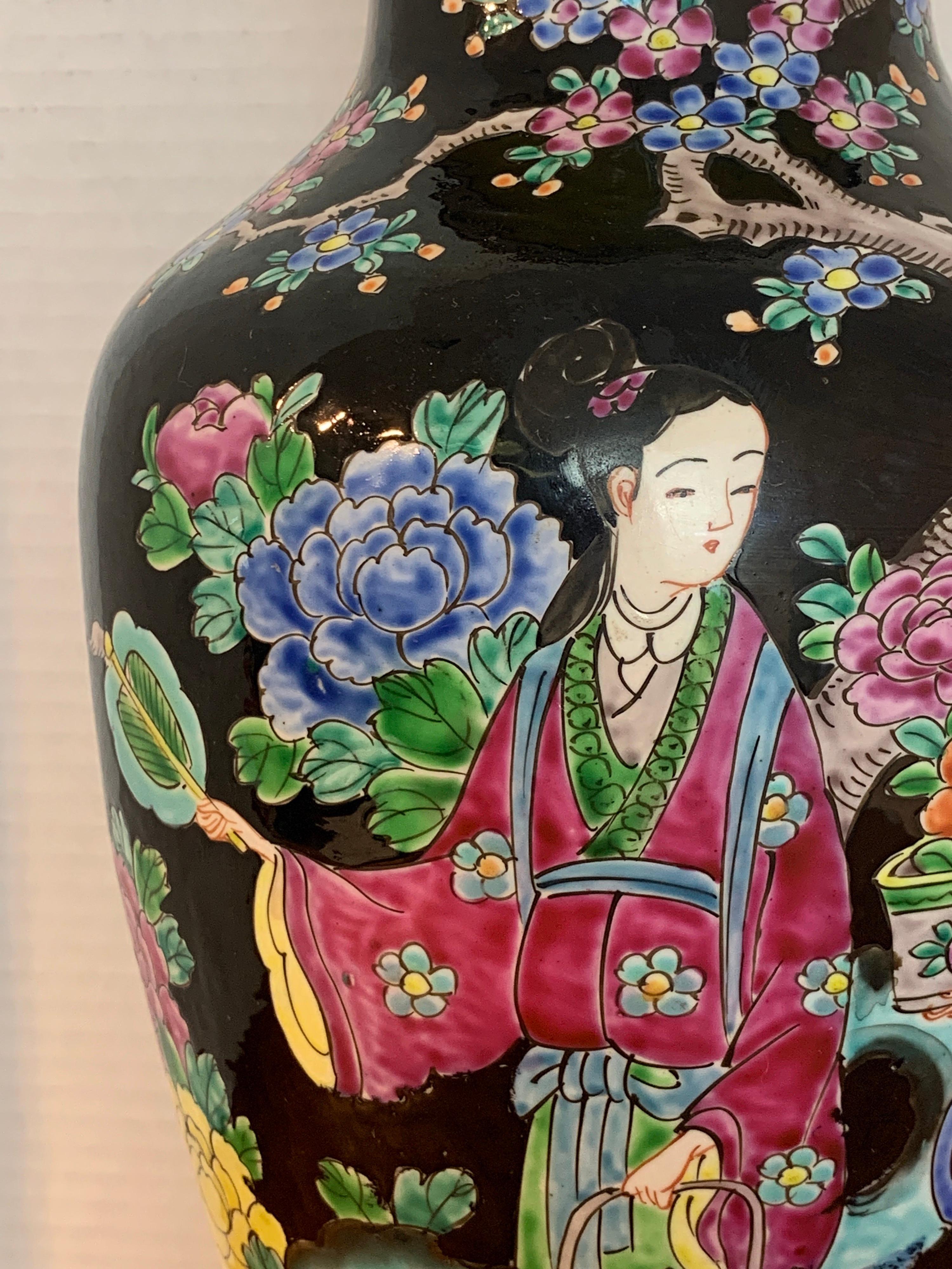 Japonais Vase japonais avec fond noir dans le style de la Famille Verte chinoise en vente