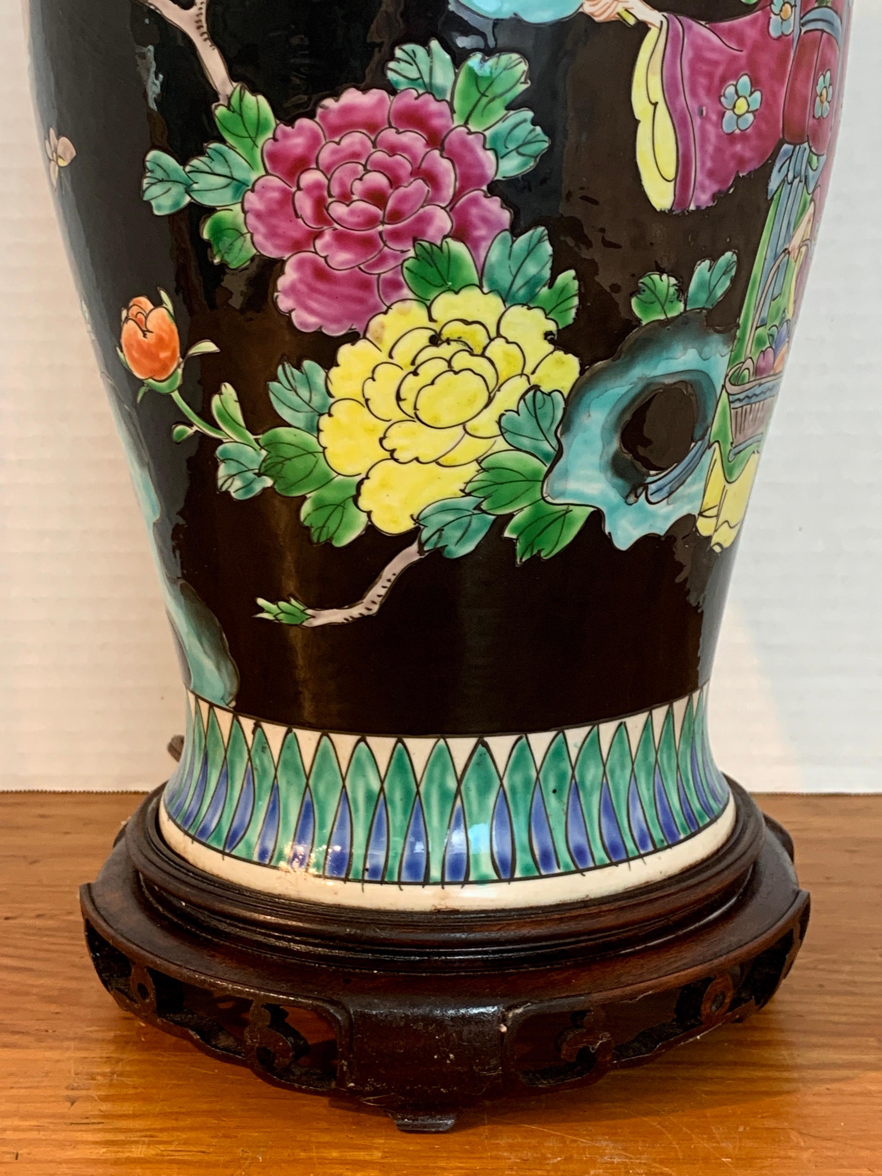 20ième siècle Vase japonais avec fond noir dans le style de la Famille Verte chinoise en vente