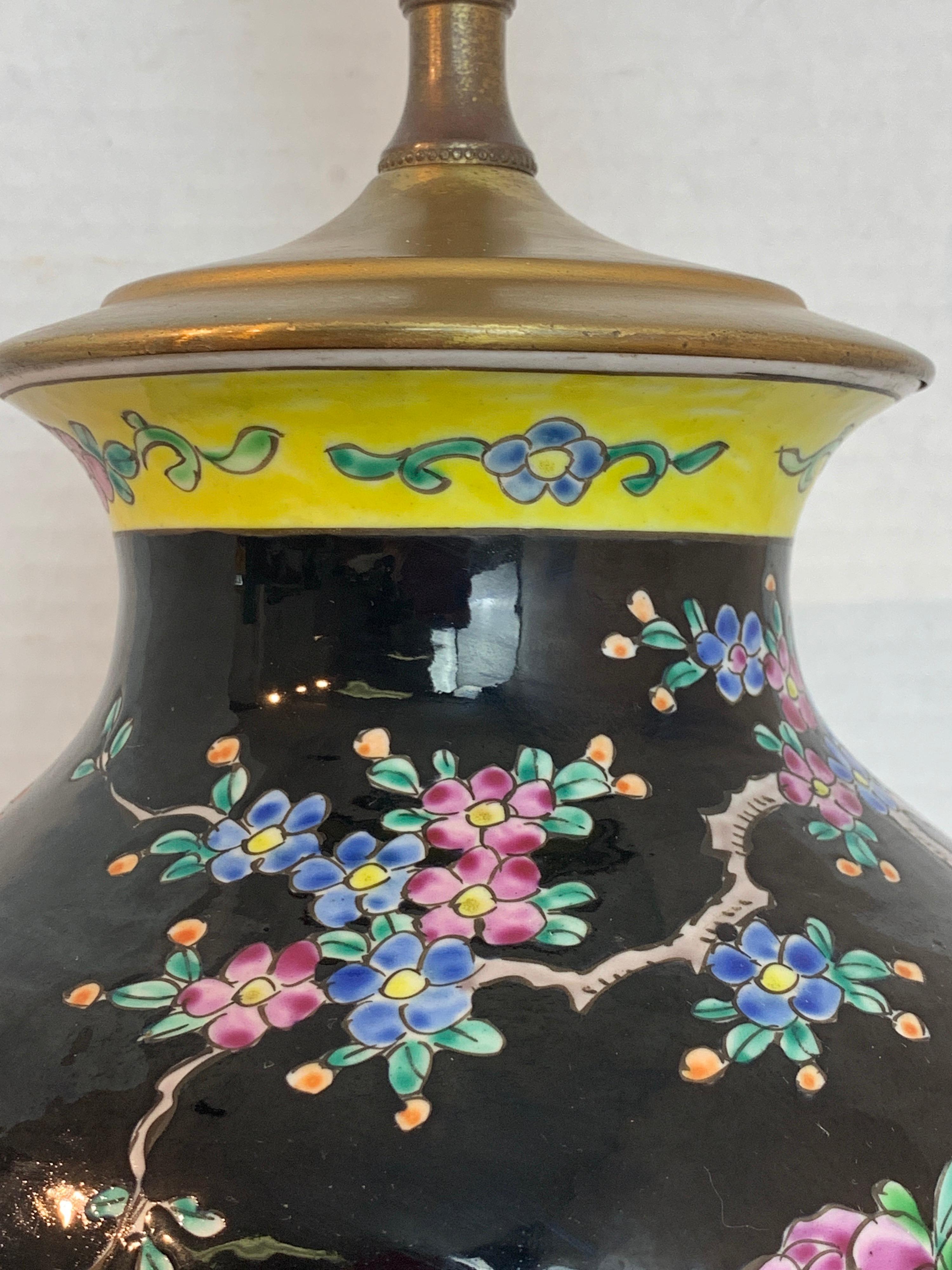 Porcelaine Vase japonais avec fond noir dans le style de la Famille Verte chinoise en vente