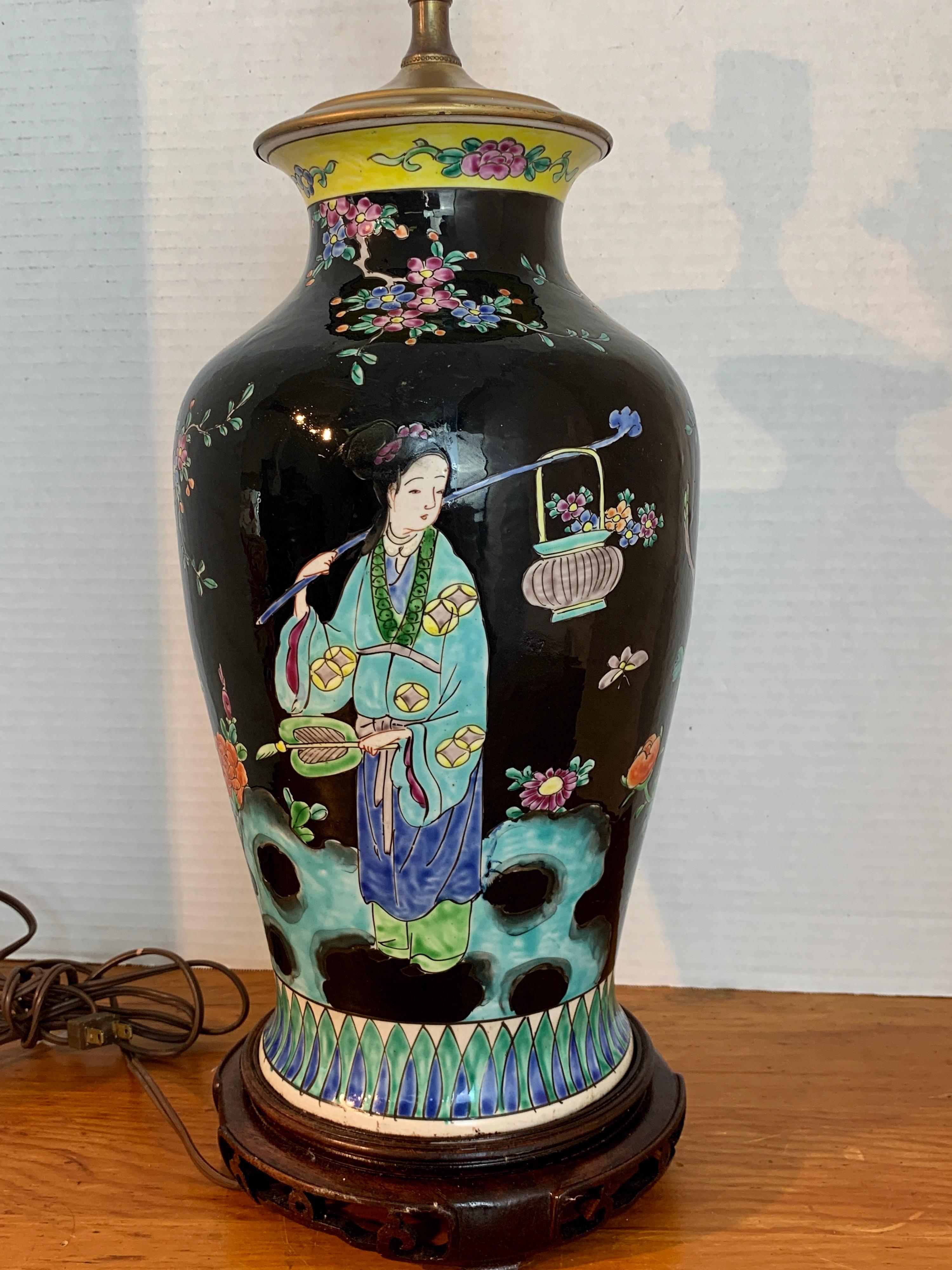 Vase japonais à fond noir dans le style de la famille verte chinoise en vente 1