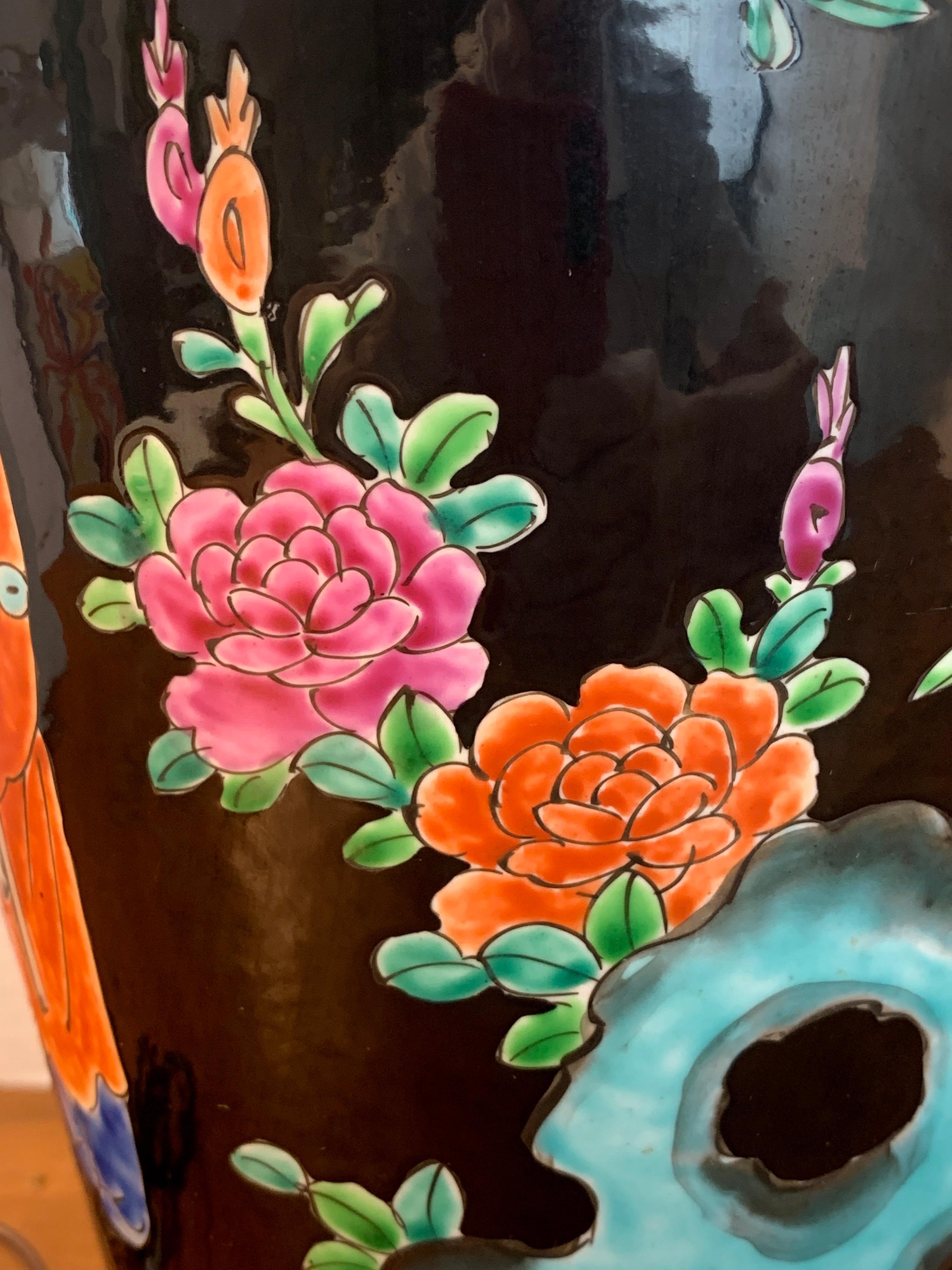 Vase japonais avec fond noir dans le style de la Famille Verte chinoise en vente 2