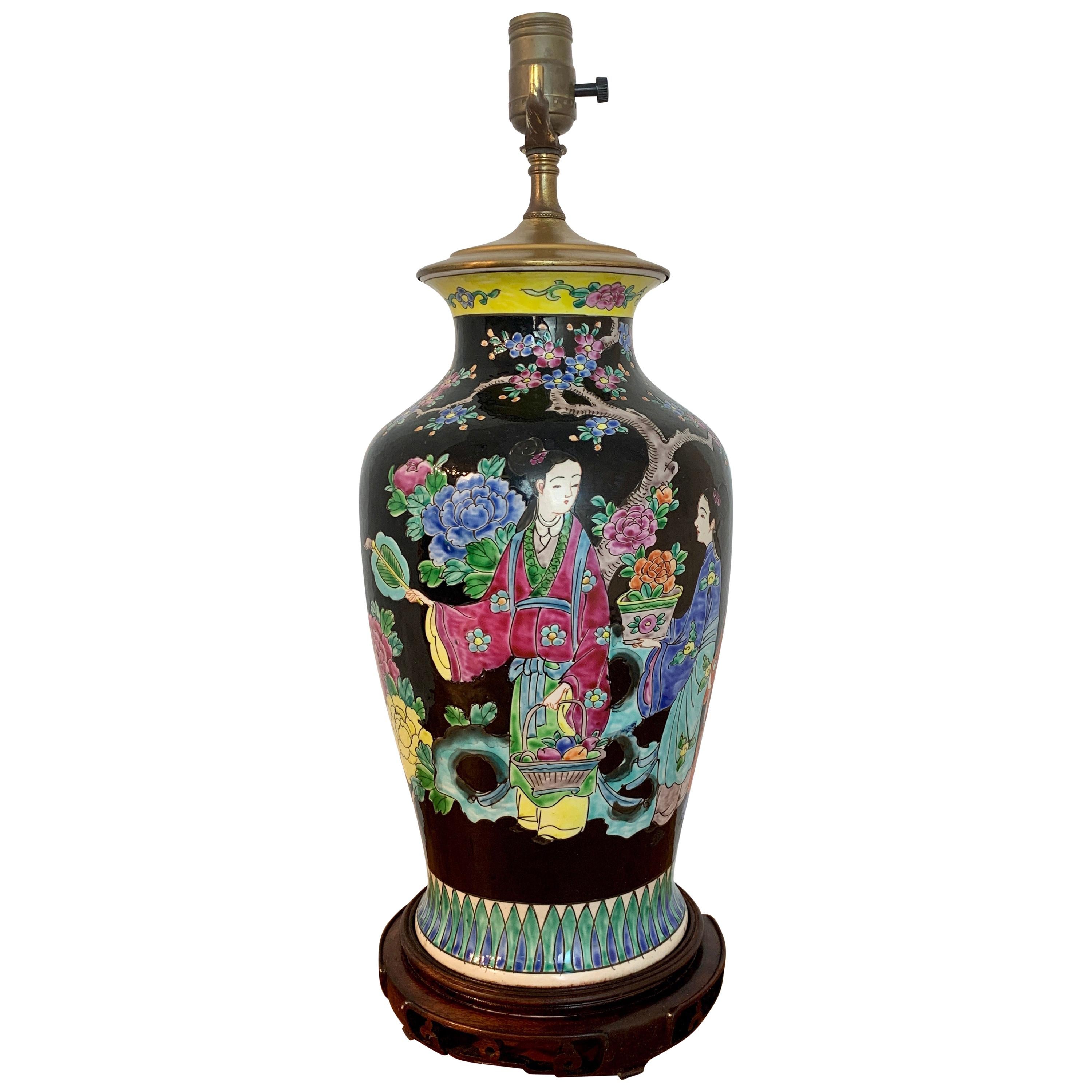 Vase japonais avec fond noir dans le style de la Famille Verte chinoise en vente