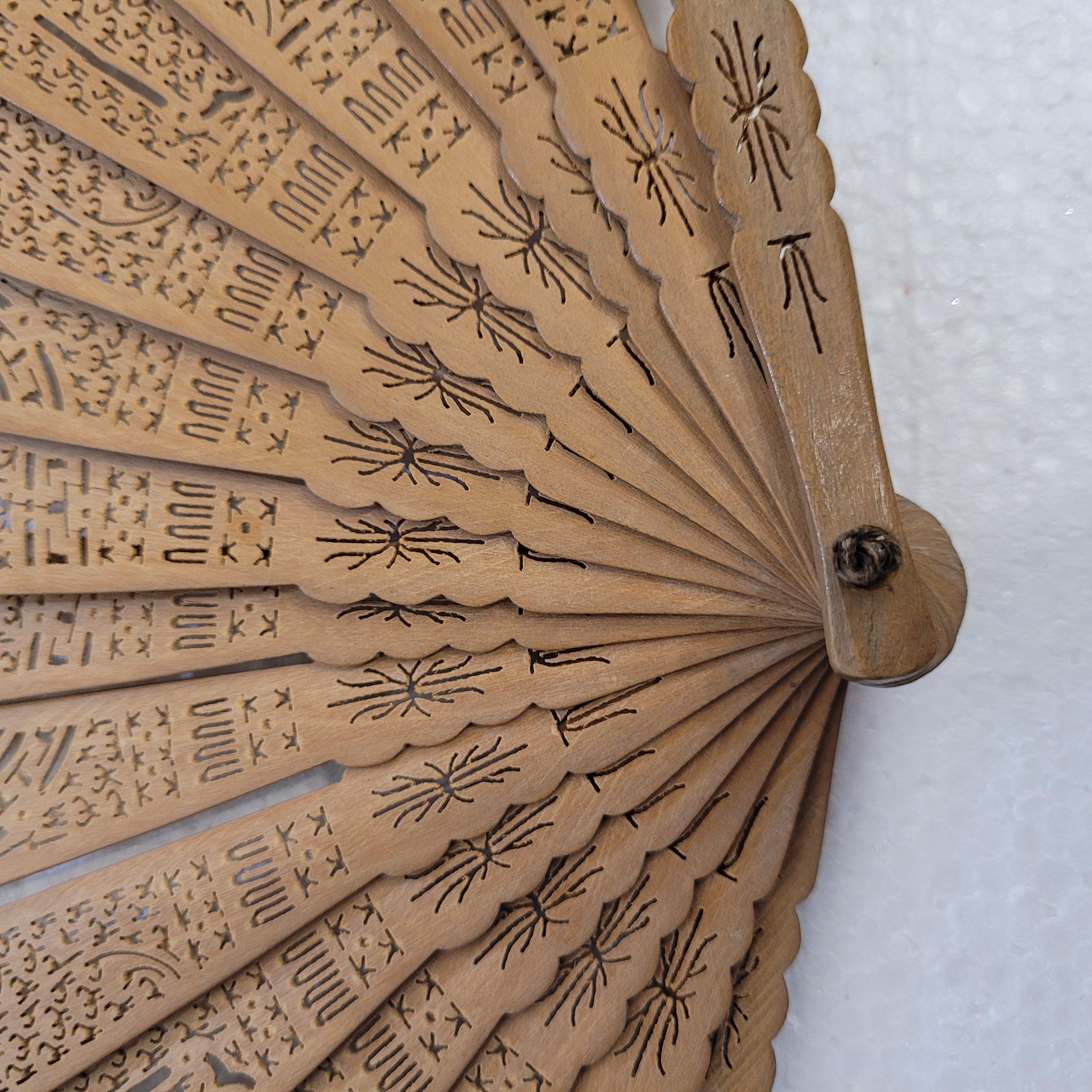 Chinese fan with a thousand faces, Sandalwood box and gouache im Angebot 12