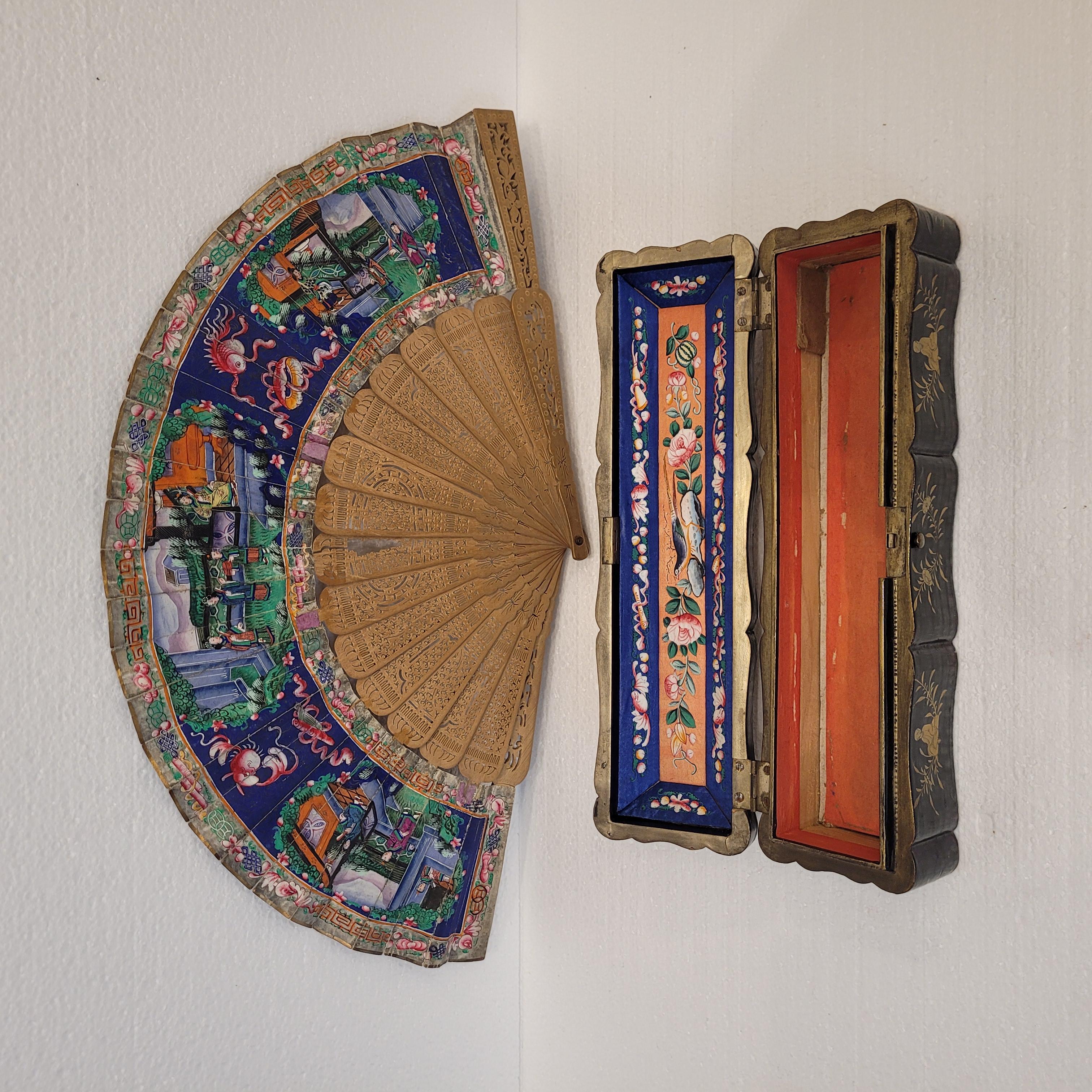 Chinese fan with a thousand faces, Sandalwood box and gouache (Spätes 19. Jahrhundert) im Angebot