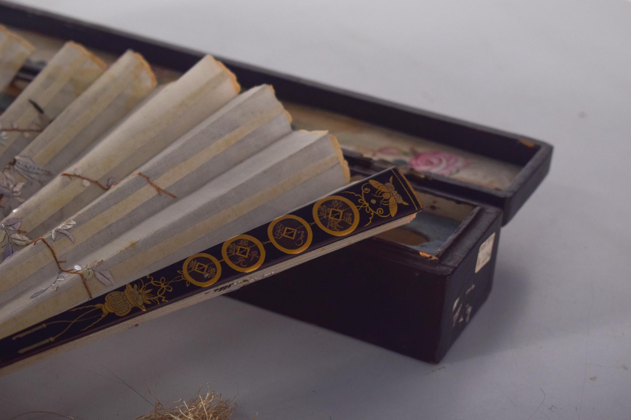 Eventail chinois avec boîte en bois en vente 3