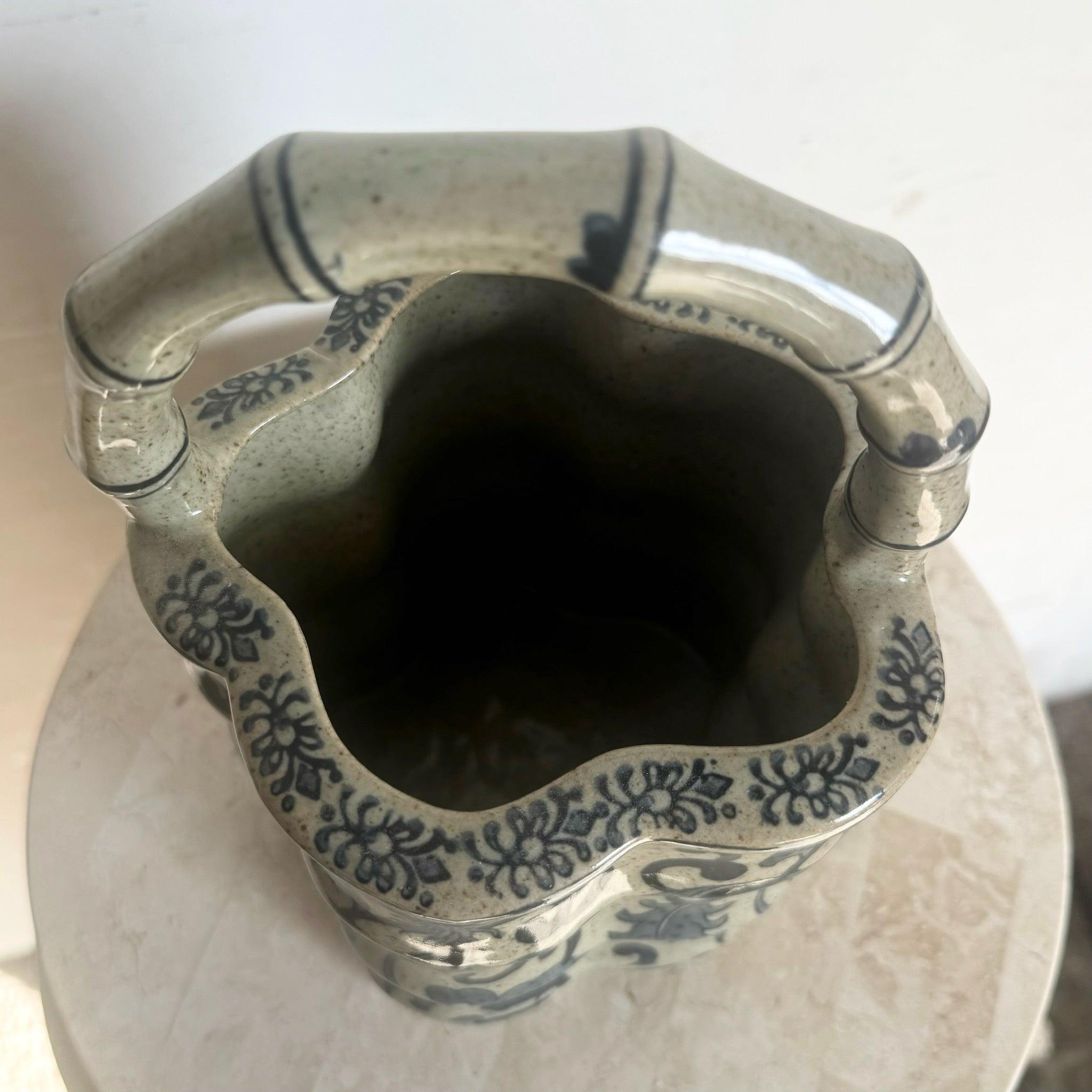 Unico vaso cinese in finto bambù con manico elegante e intricati motivi floreali blu, che aggiungono fascino orientale alla tua casa.
 
 Vendiamo gli articoli così come sono stati acquistati, senza alcun restauro o riparazione. I pezzi vintage