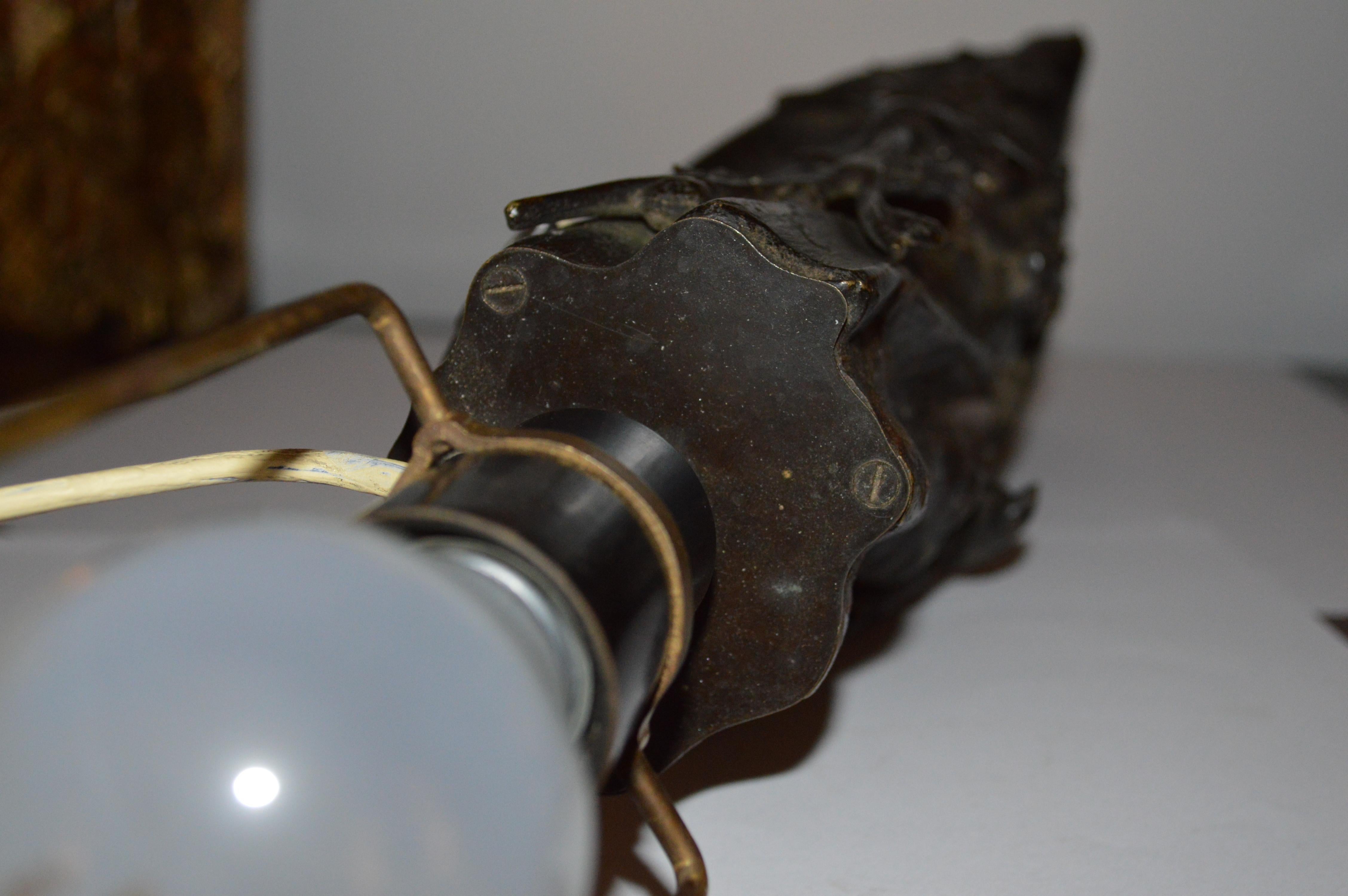 Lampe de bureau chinoise en faux bois de bronze en vente 1
