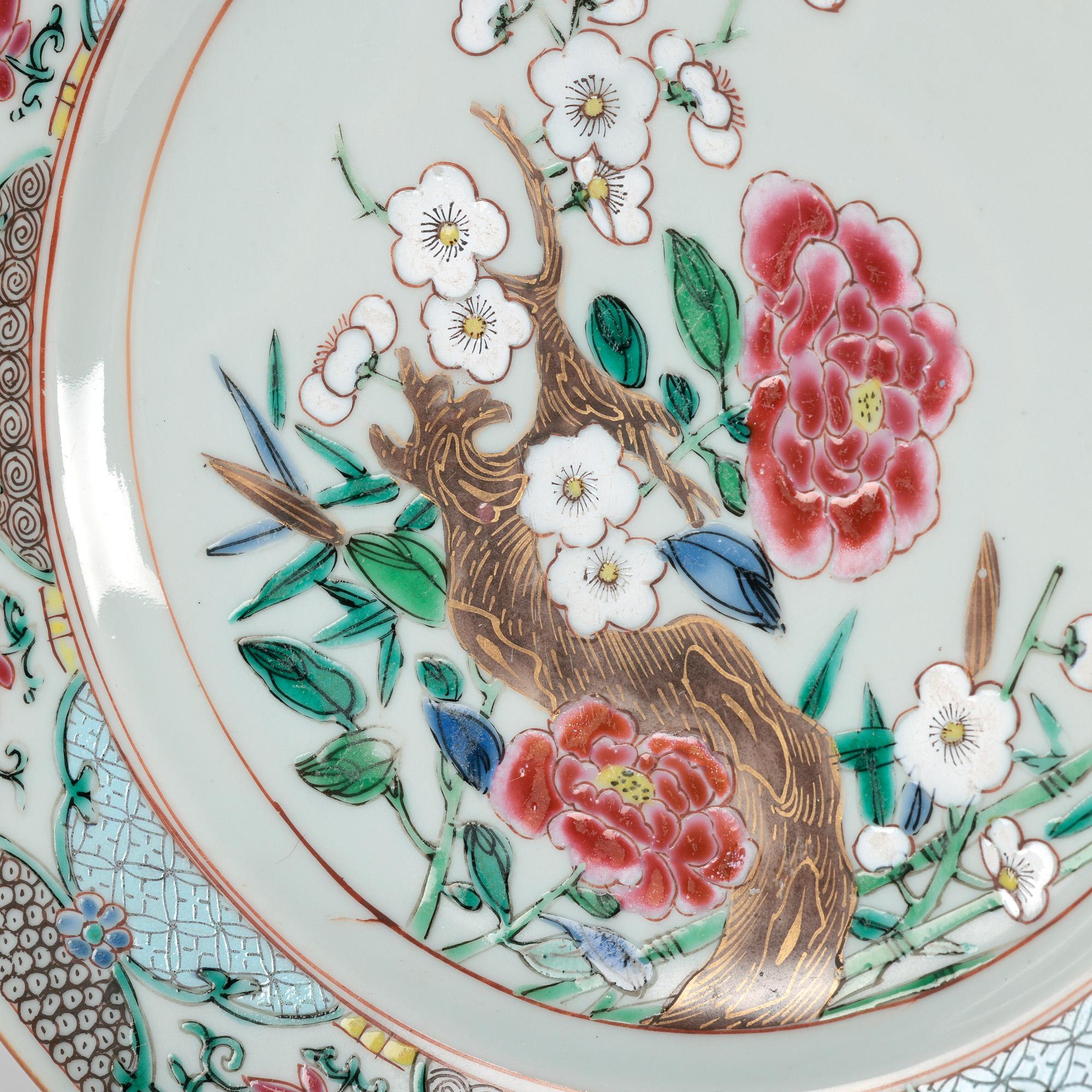 Glazed Chinese Fine Qianlong Famille Rose Floral Painted Plate For Sale