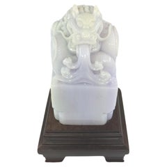 Sigillo di drago di giada cinese di grado A finemente intagliato su supporto moderno 20c