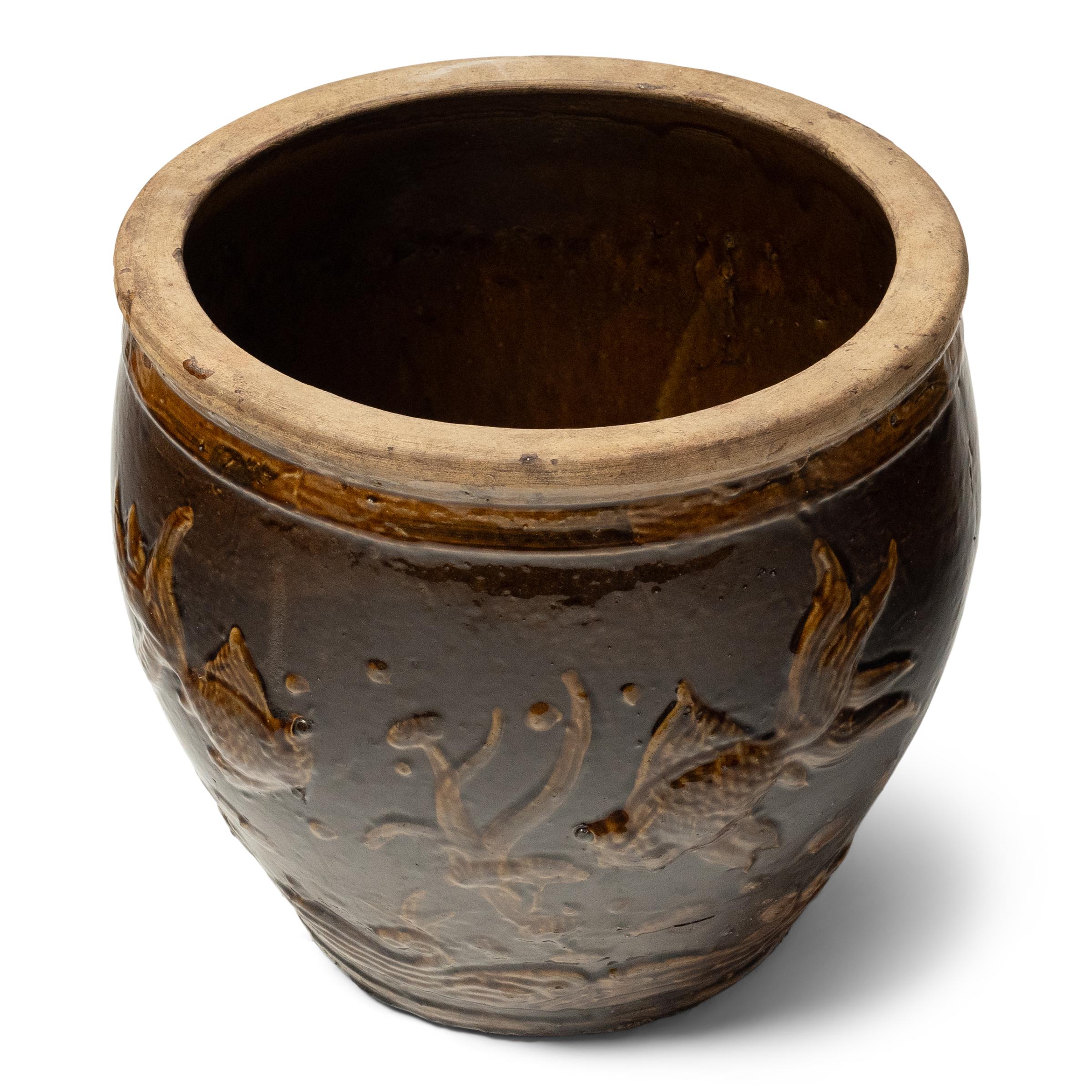 Estanque chino en relieve de peces y flora, c. 1900 Qing