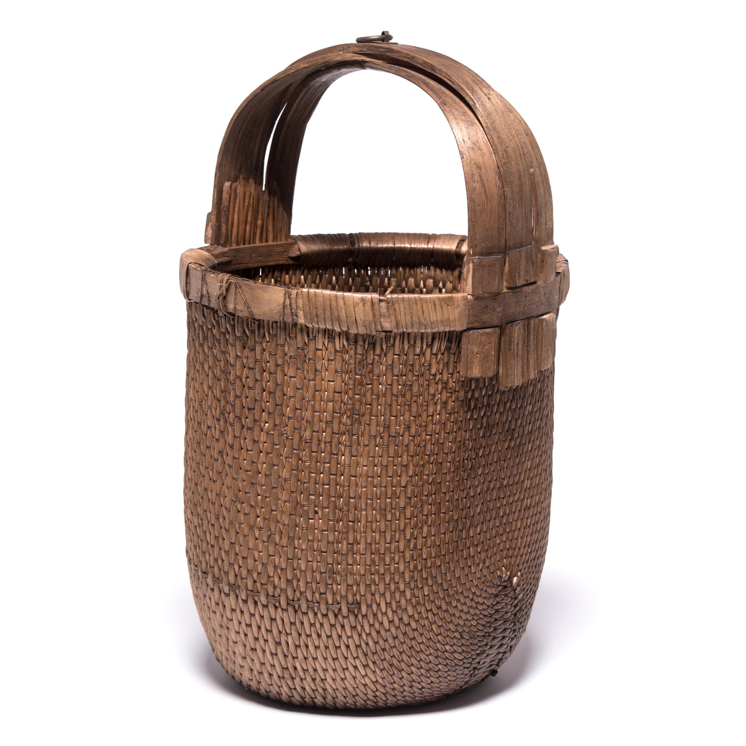Cesta china de pescador con asa doblada, hacia 1900 Tejido a mano en venta