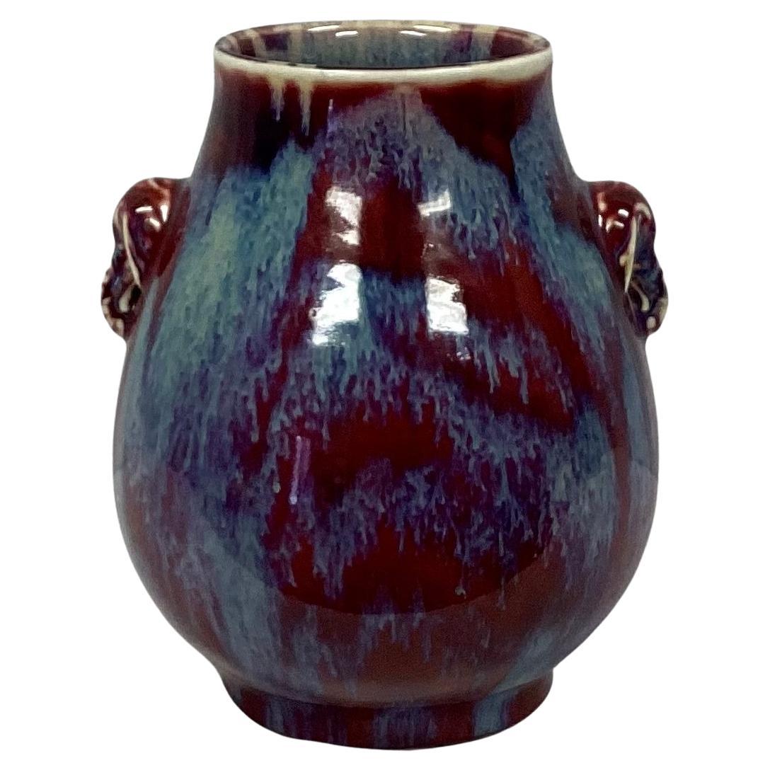 Vase chinois Flambè Hu glacé avec poignées en forme de tête d'éléphant