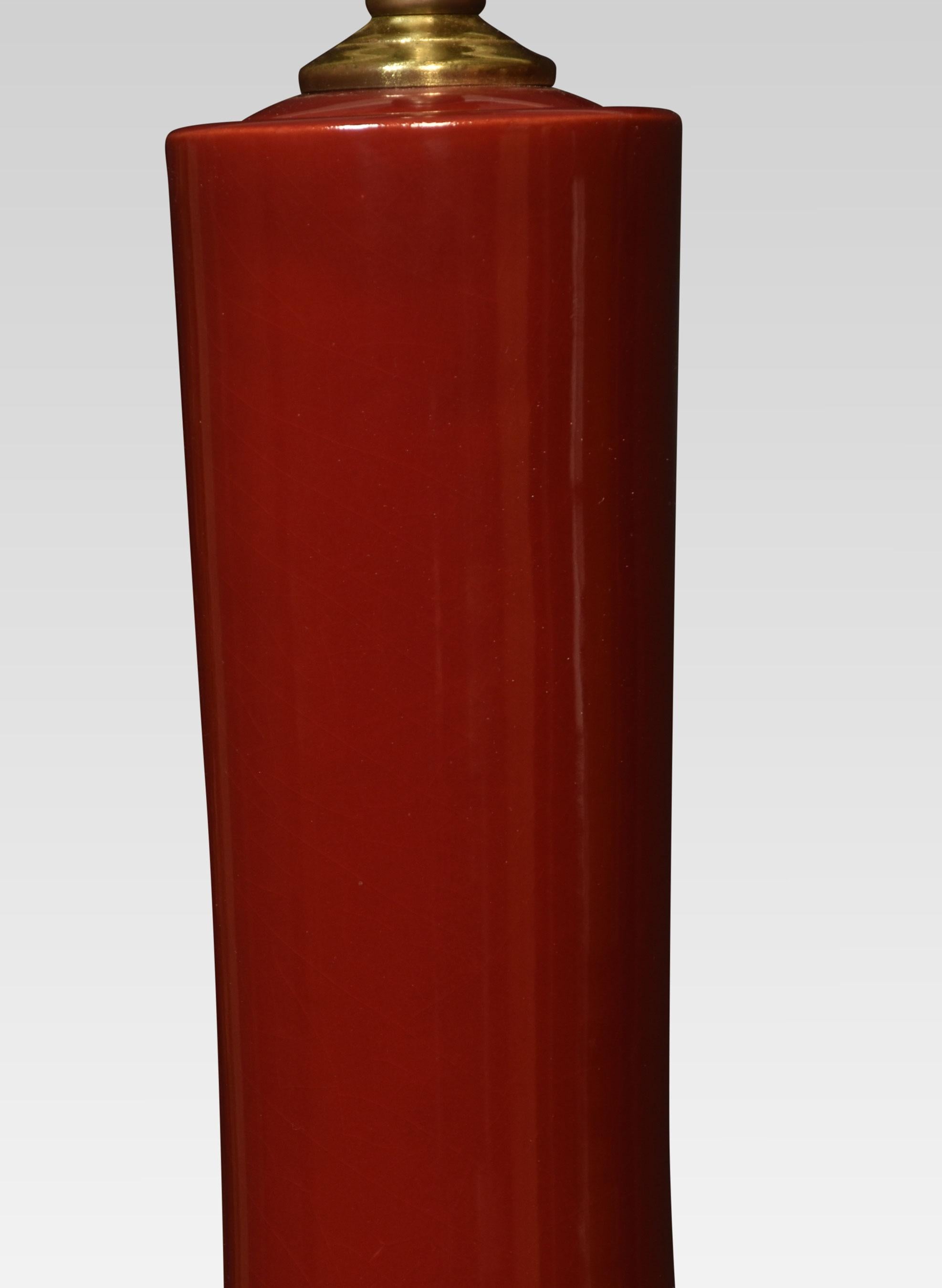 Chinesische Vasenlampe aus flammglasiertem Porzellan mit rundem, abgestuftem Sockel.
Abmessungen
Höhe 23 Zoll
Breite 10 Zoll
Tiefe 10 Zoll