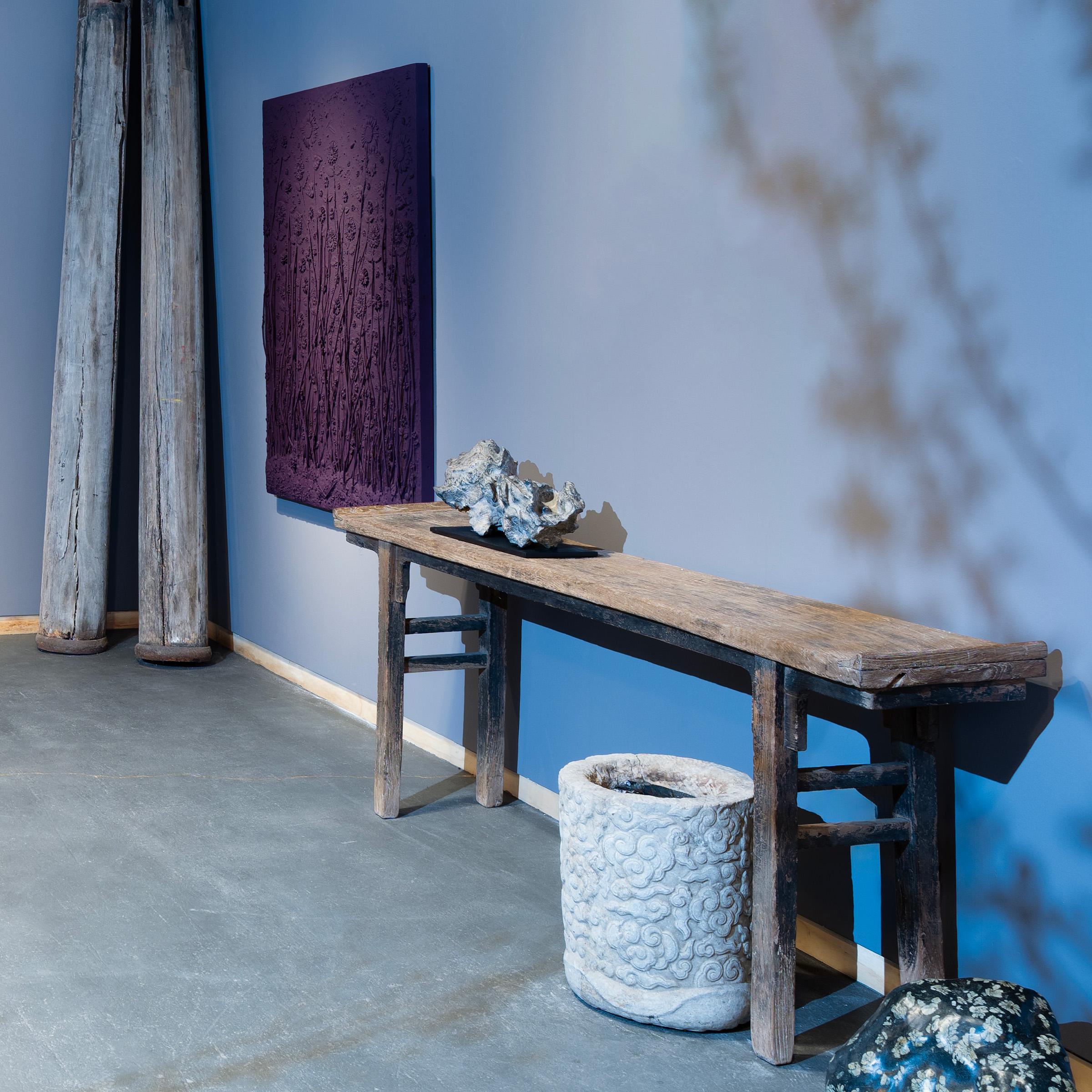 Esta mesa de altar china del siglo XIX ejemplifica las refinadas formas de los muebles de las dinastías Ming y Qing. Las mesas largas con extremos evertidos como ésta solían colocarse contra la pared del fondo de una sala principal a modo de altar,
