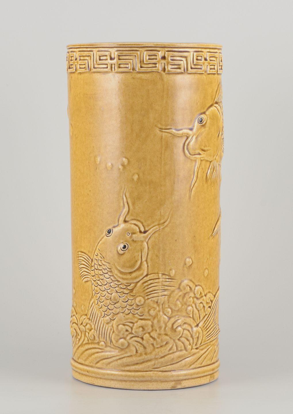 Chinese floor vase made of earthenware. Motif of fish on the seabed. In Good Condition For Sale In Copenhagen, DK