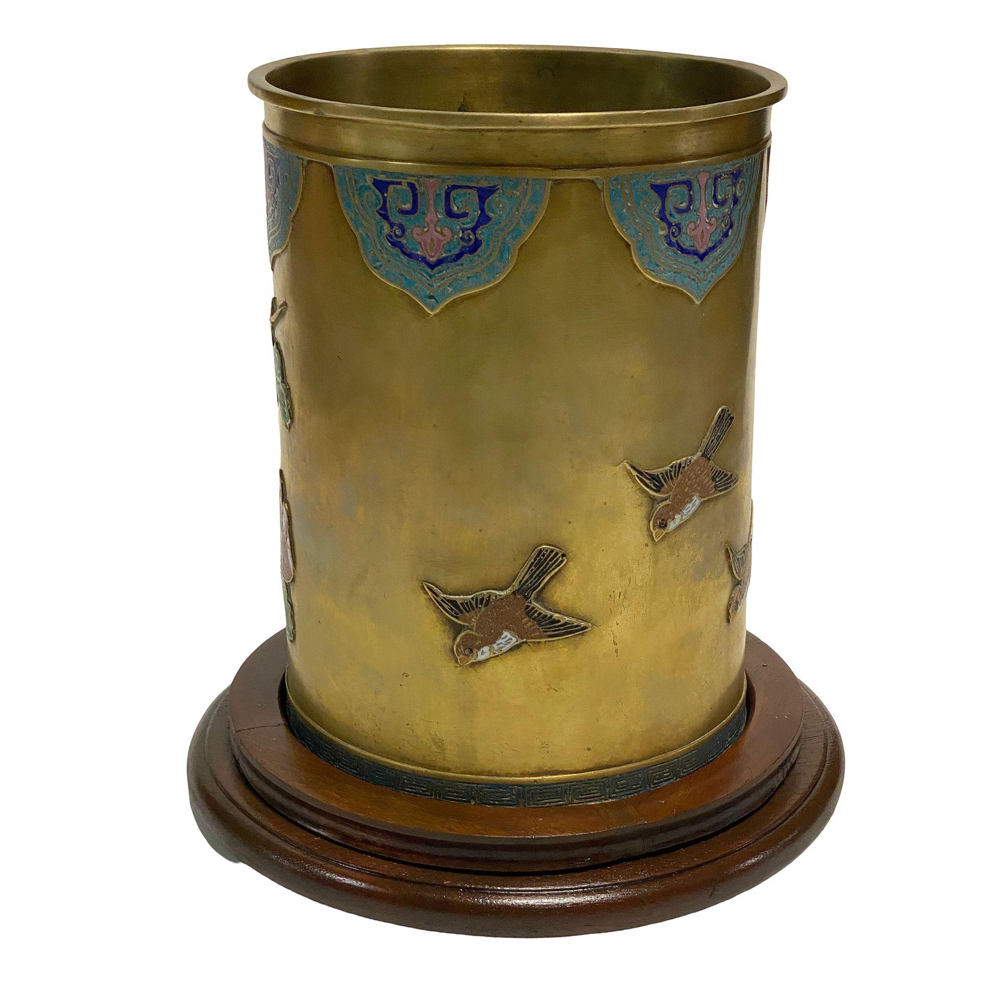 Il vaso cloisonné in bronzo del XX secolo è caratterizzato da splendidi motivi floreali e uccelli incassati nel metallo con colori smaltati a mano. Il disegno della flora e della fauna mitica è caratterizzato da colori blu chiaro, blu reale, bianco,
