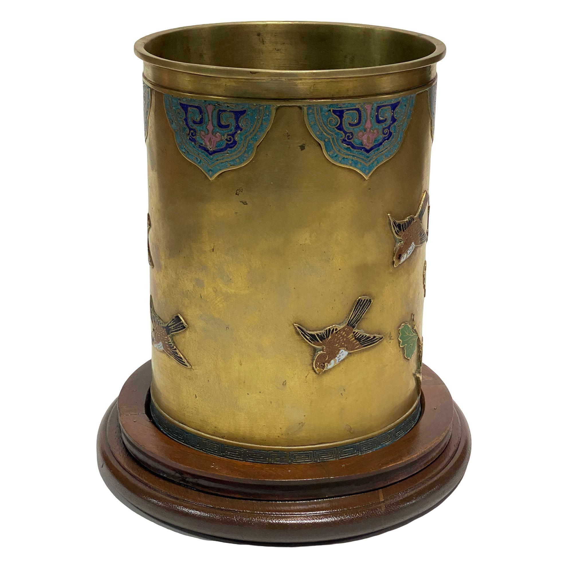 Chippendale Vaso cilindrico cinese floreale in bronzo smaltato Cloisonne con base in Wood in vendita