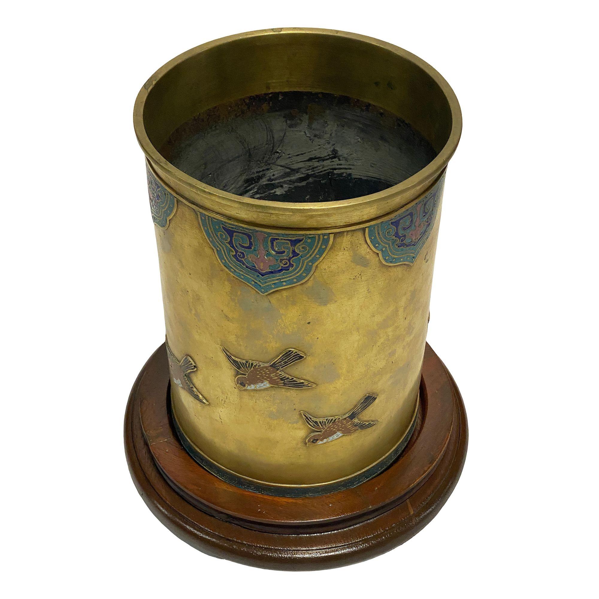 Intagliato Vaso cilindrico cinese floreale in bronzo smaltato Cloisonne con base in Wood in vendita