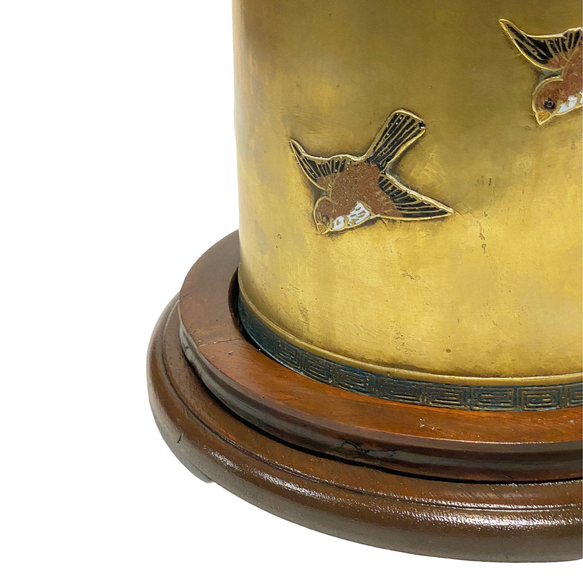 Metà XX secolo Vaso cilindrico cinese floreale in bronzo smaltato Cloisonne con base in Wood in vendita