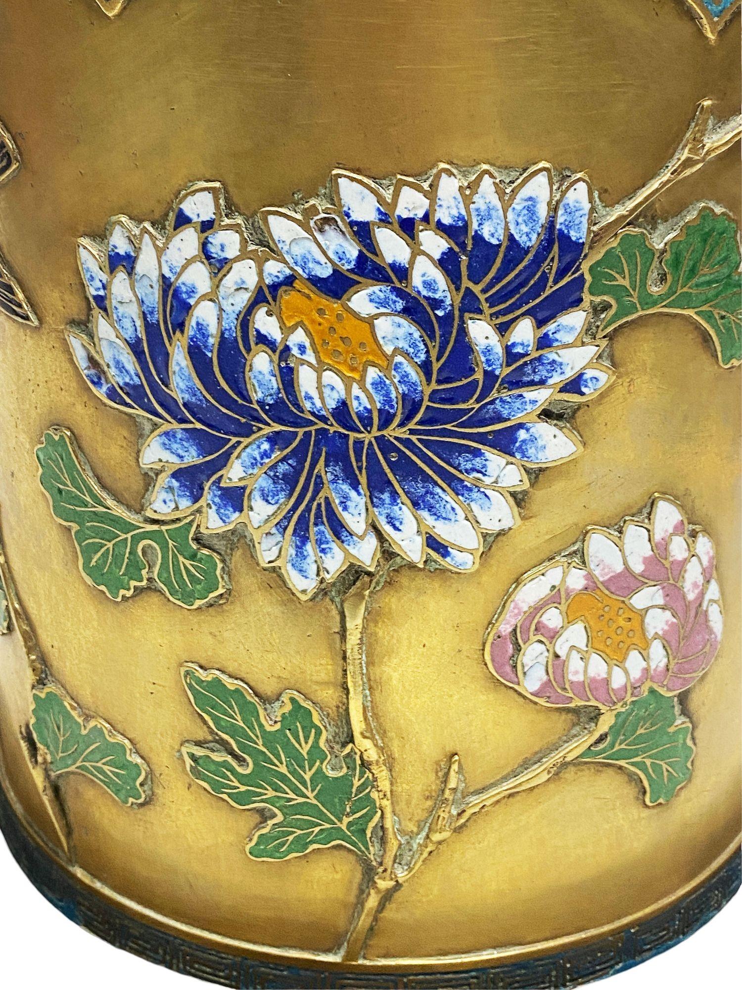 Bronzo Vaso cilindrico cinese floreale in bronzo smaltato Cloisonne con base in Wood in vendita