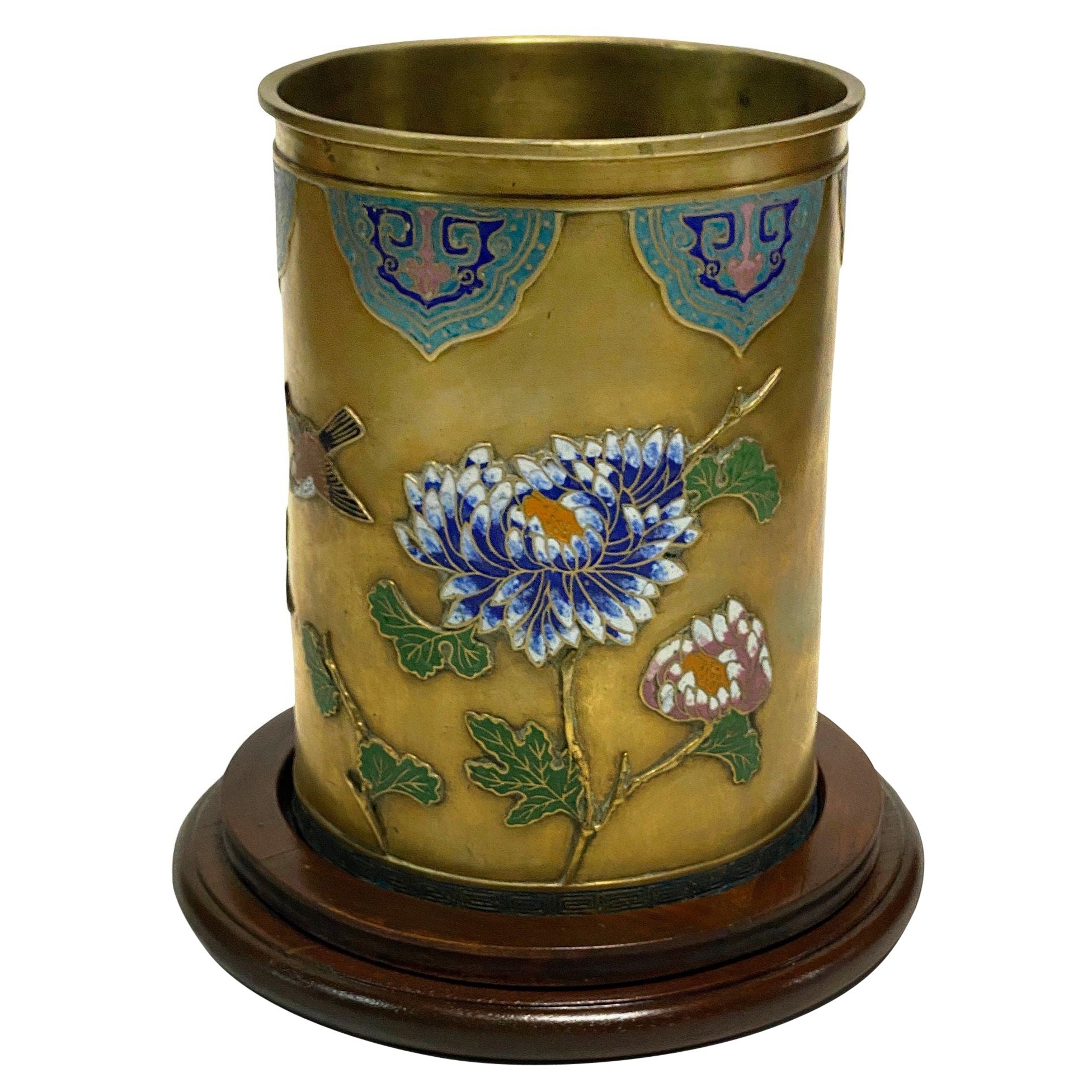 Florero Floral Chino de Bronce y Esmalte Cloisonné con Base de Madera en venta