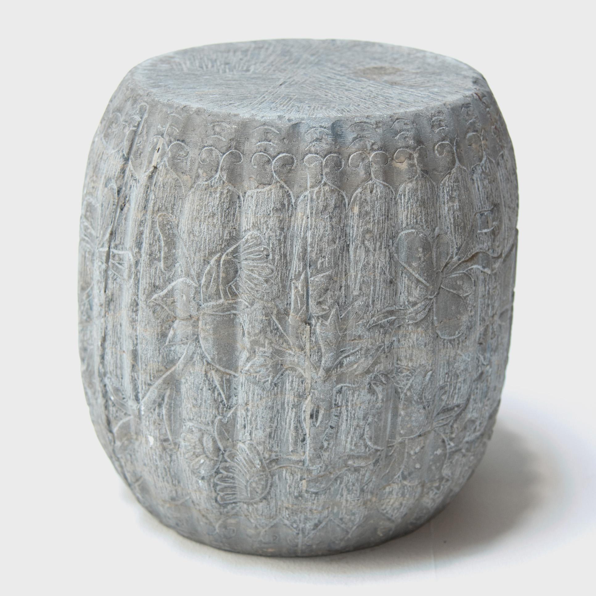Qing Petit tambour chinois en pierre de melon avec fruits et fleurs, vers 1900 en vente