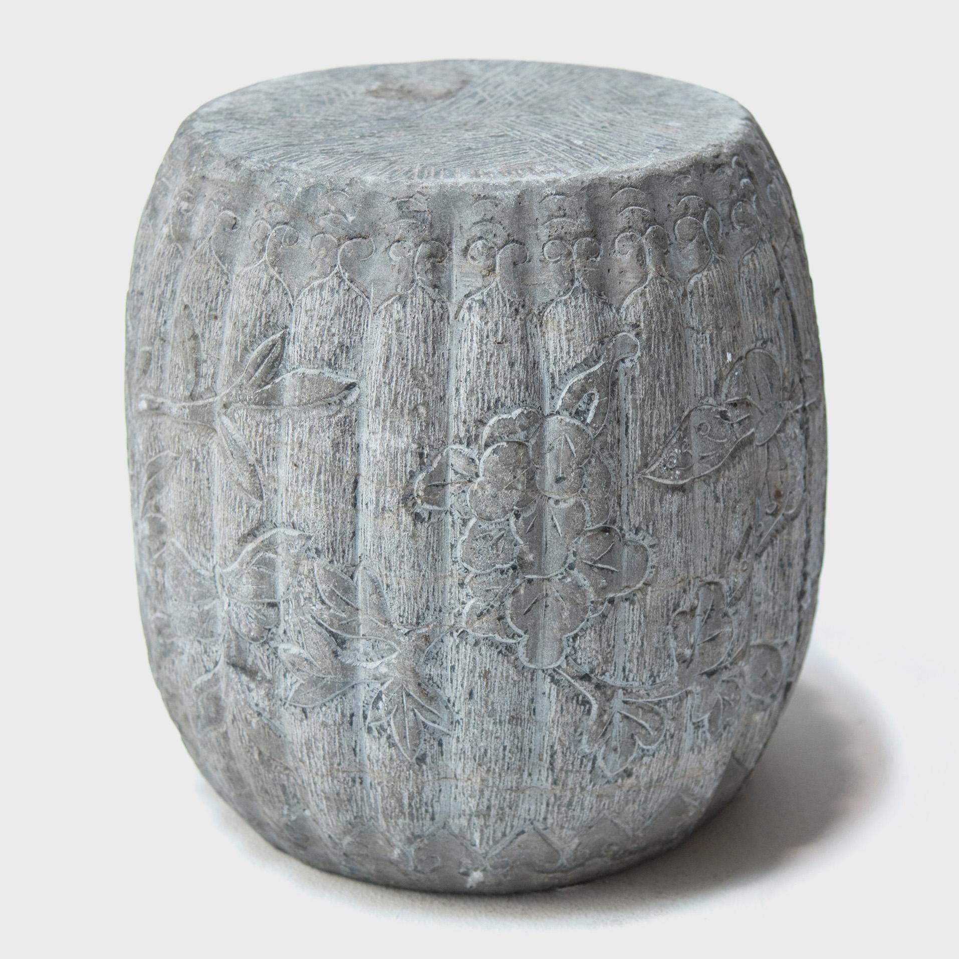 Les tabourets en forme de tambour comme celui-ci étaient traditionnellement utilisés dans les jardins et les pavillons extérieurs où les érudits de la classe supérieure lisaient, écrivaient, se réunissaient pour discuter et, d'une manière générale,