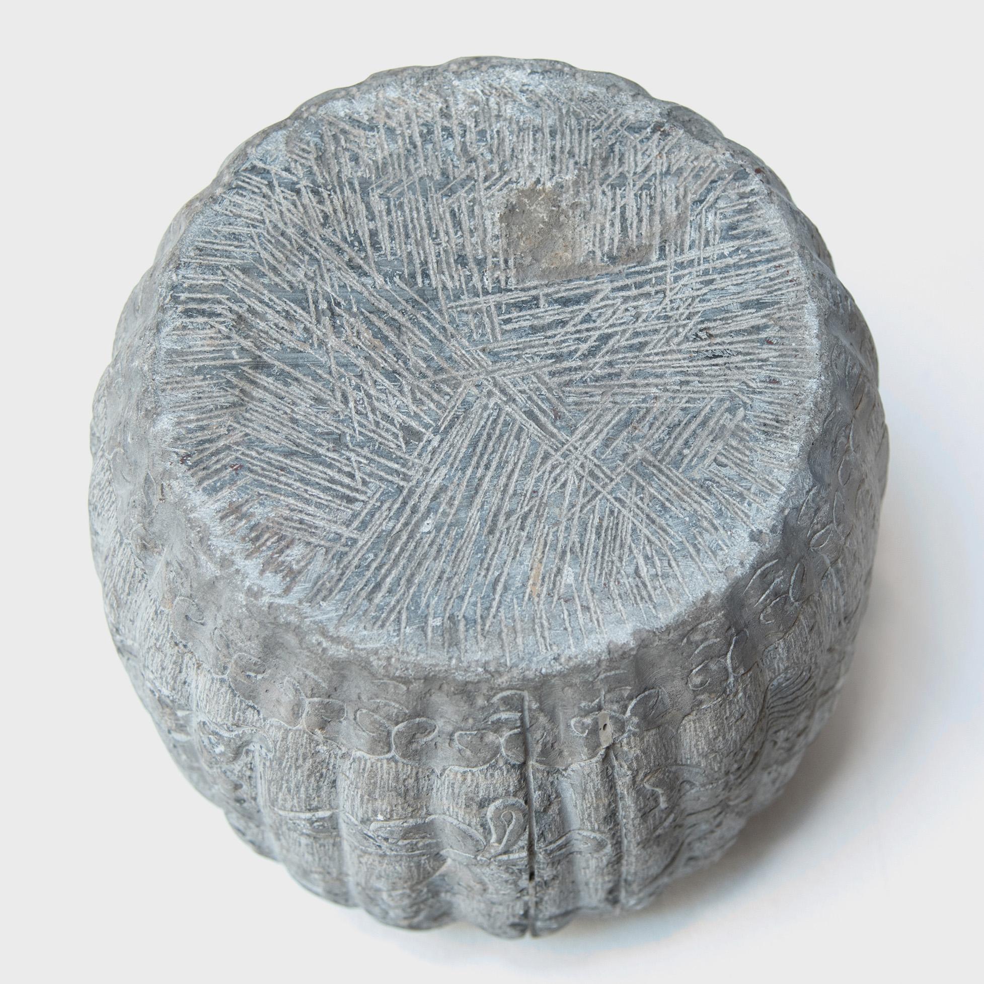 Sculpté Petit tambour chinois en pierre de melon avec fruits et fleurs, vers 1900 en vente